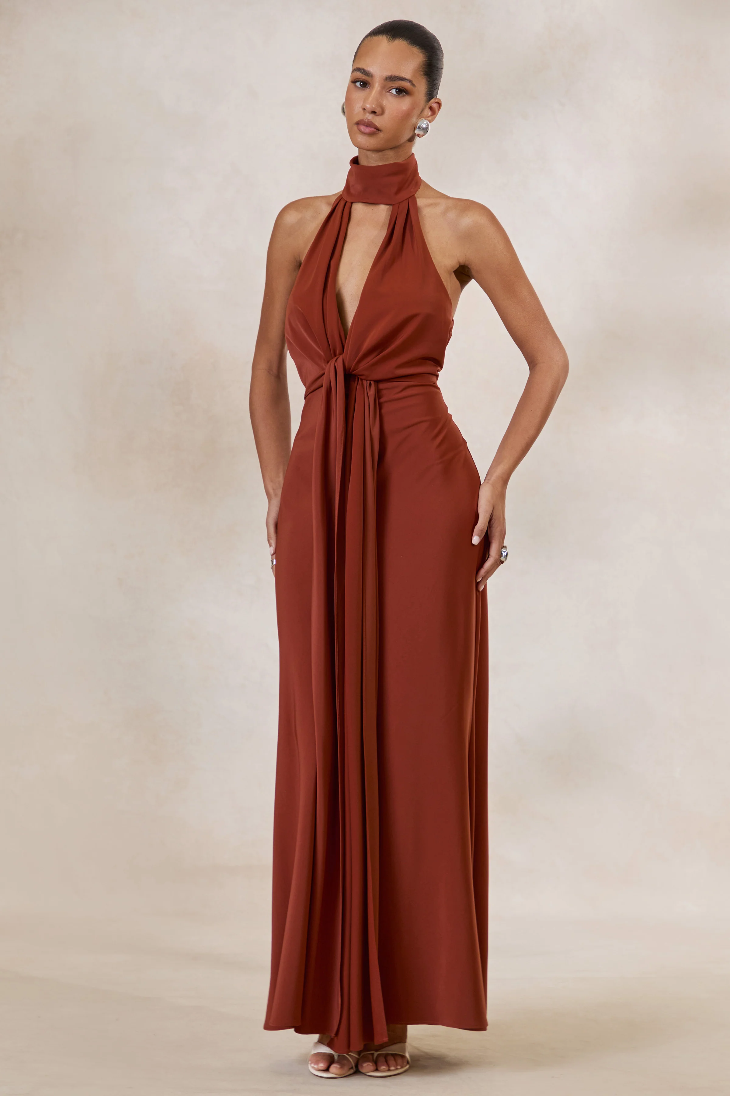 Canella | Satijnen Halternek Maxi Jurk Met Ceintuurdetail In Roest - Image 6