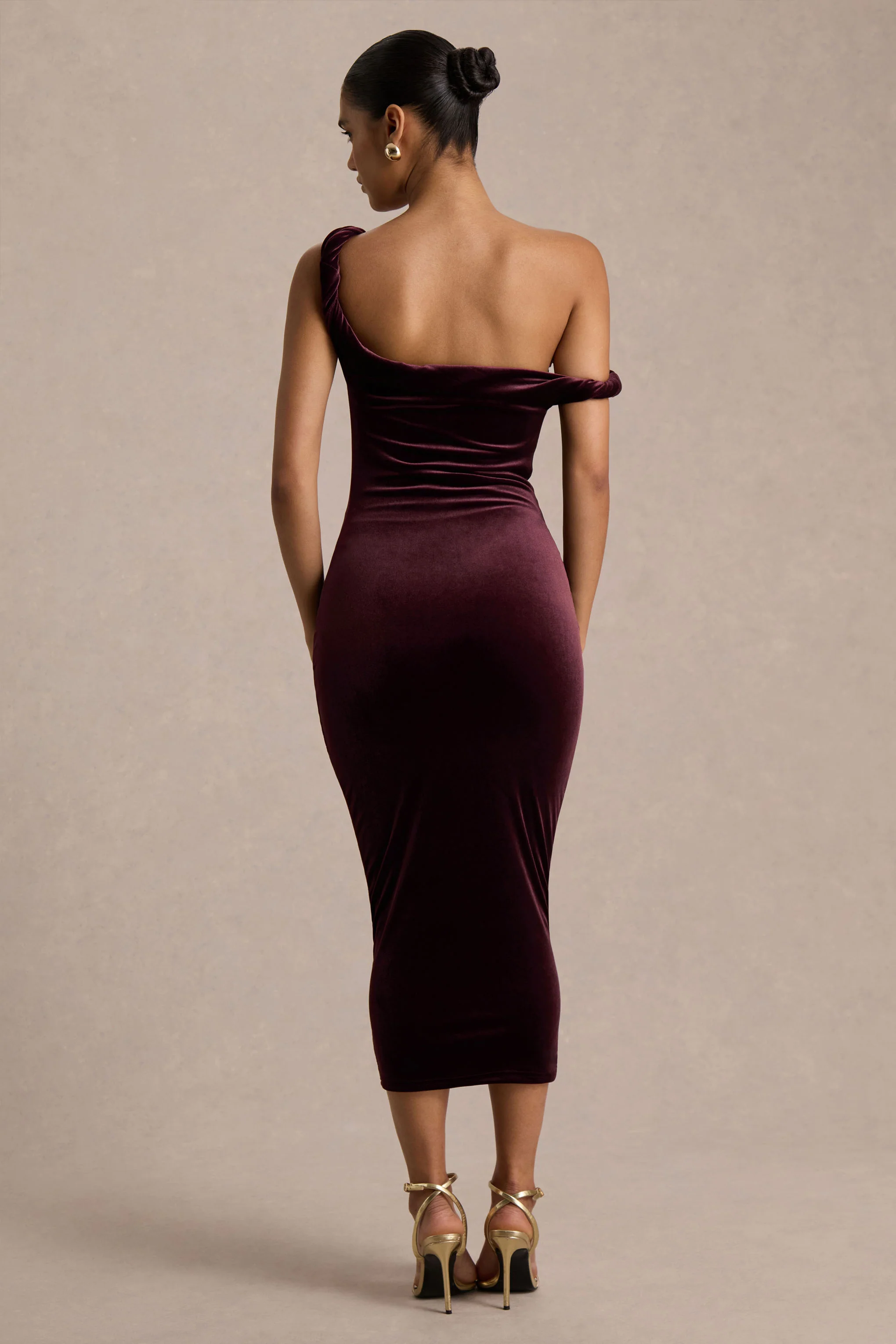 Carella | Bordeaux Fluwelen Gedraaide Asymmetrische Midi Jurk - Image 2
