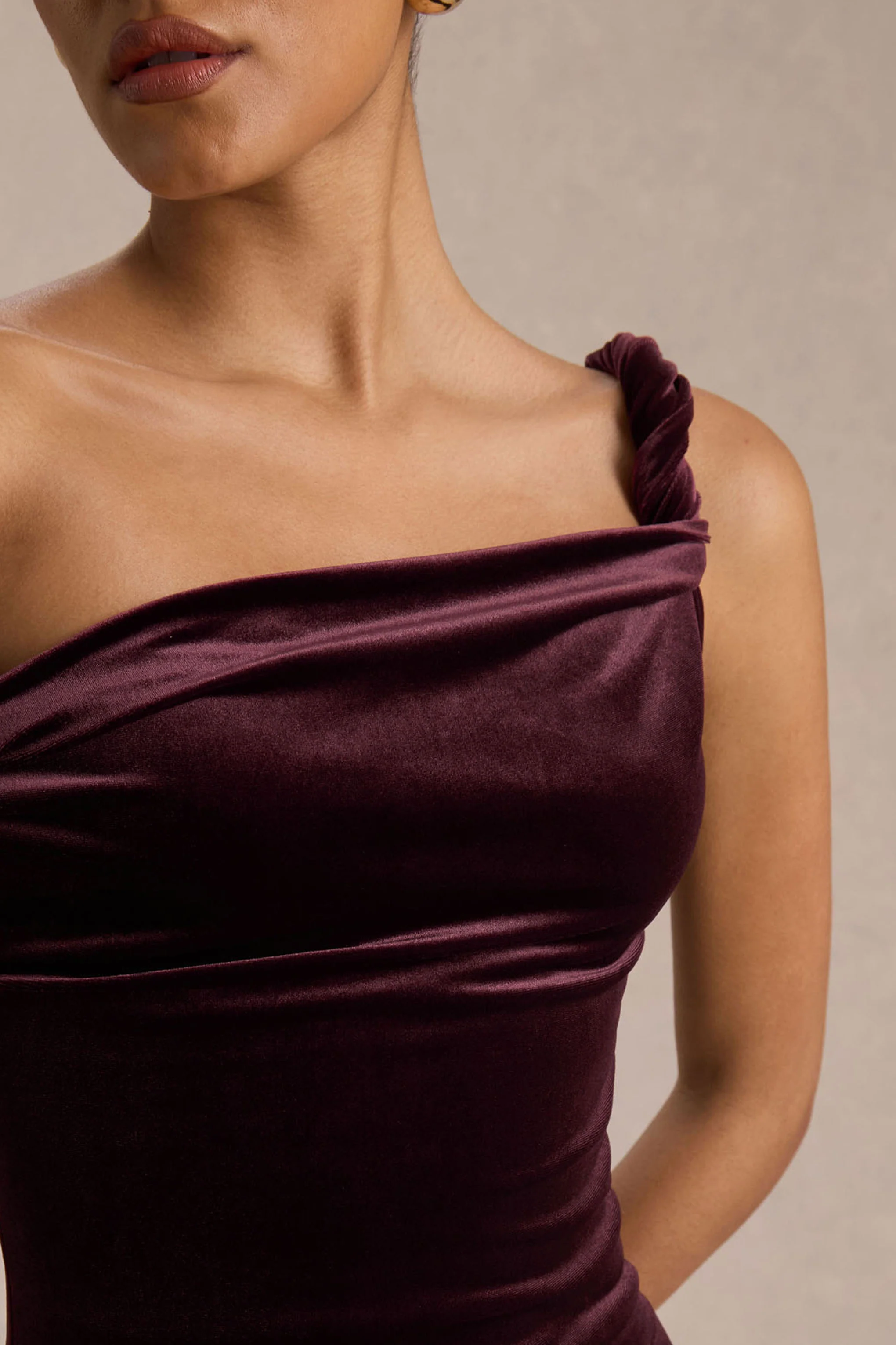 Carella | Bordeaux Fluwelen Gedraaide Asymmetrische Midi Jurk - Image 4