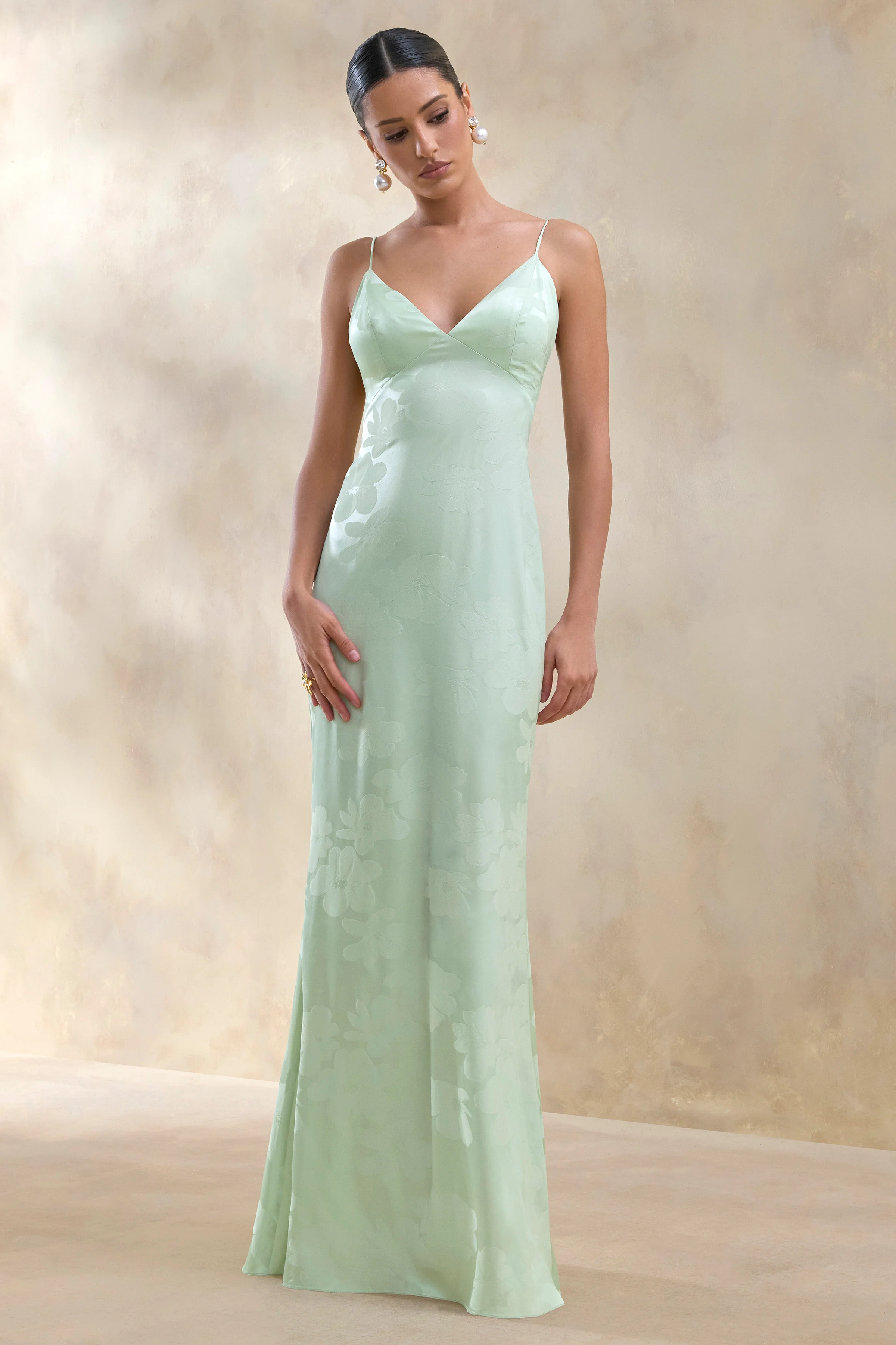 Carelle | Groene Satijnen Maxi Jurk Met Diepe Halslijn En Asymmetrische Verlaagde Taille - Image 5