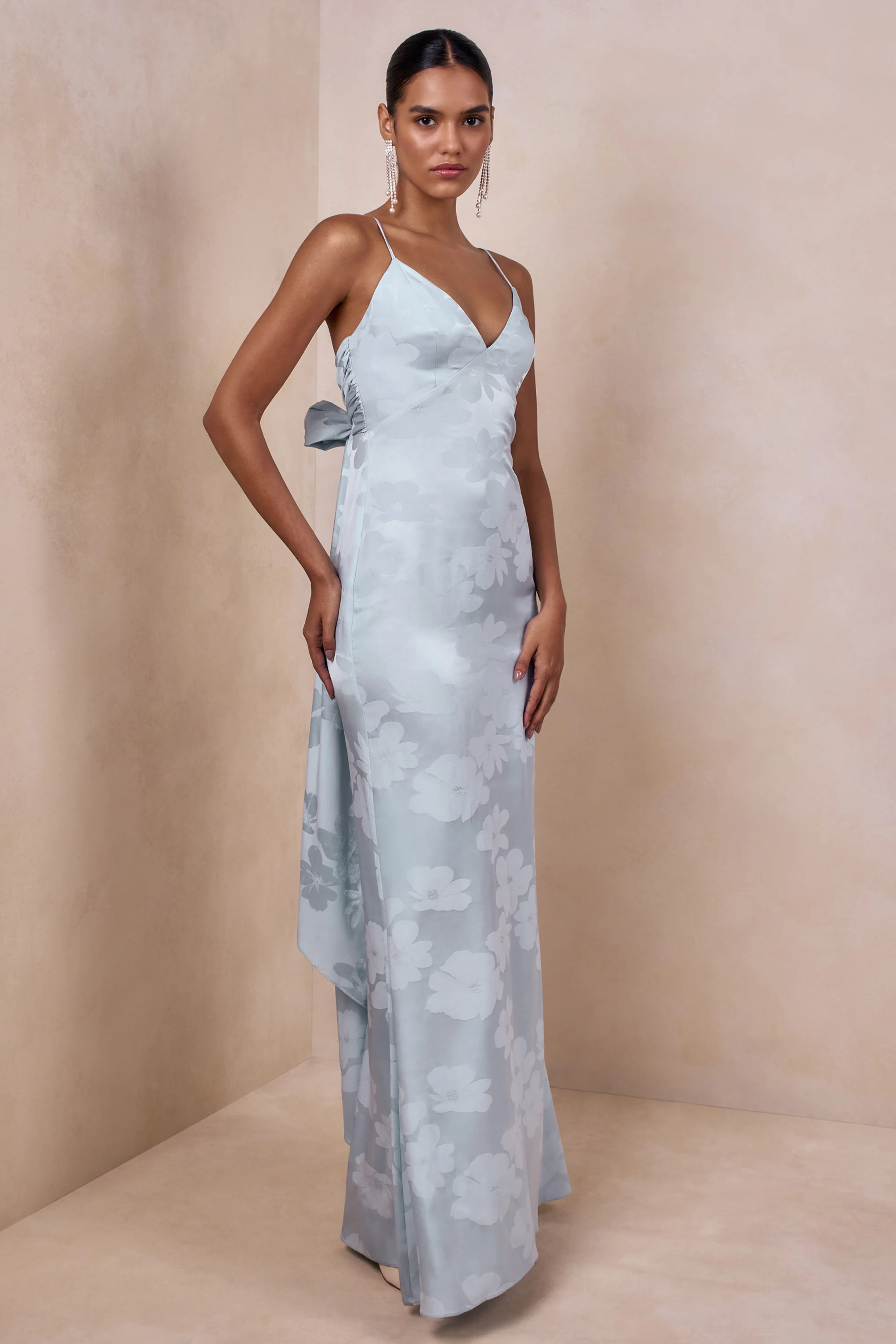 Carelle | Poederblauwe Satijnen Maxi Jurk Met Diepe V-Hals En Asymmetrische Verlaagde Taille - Image 4