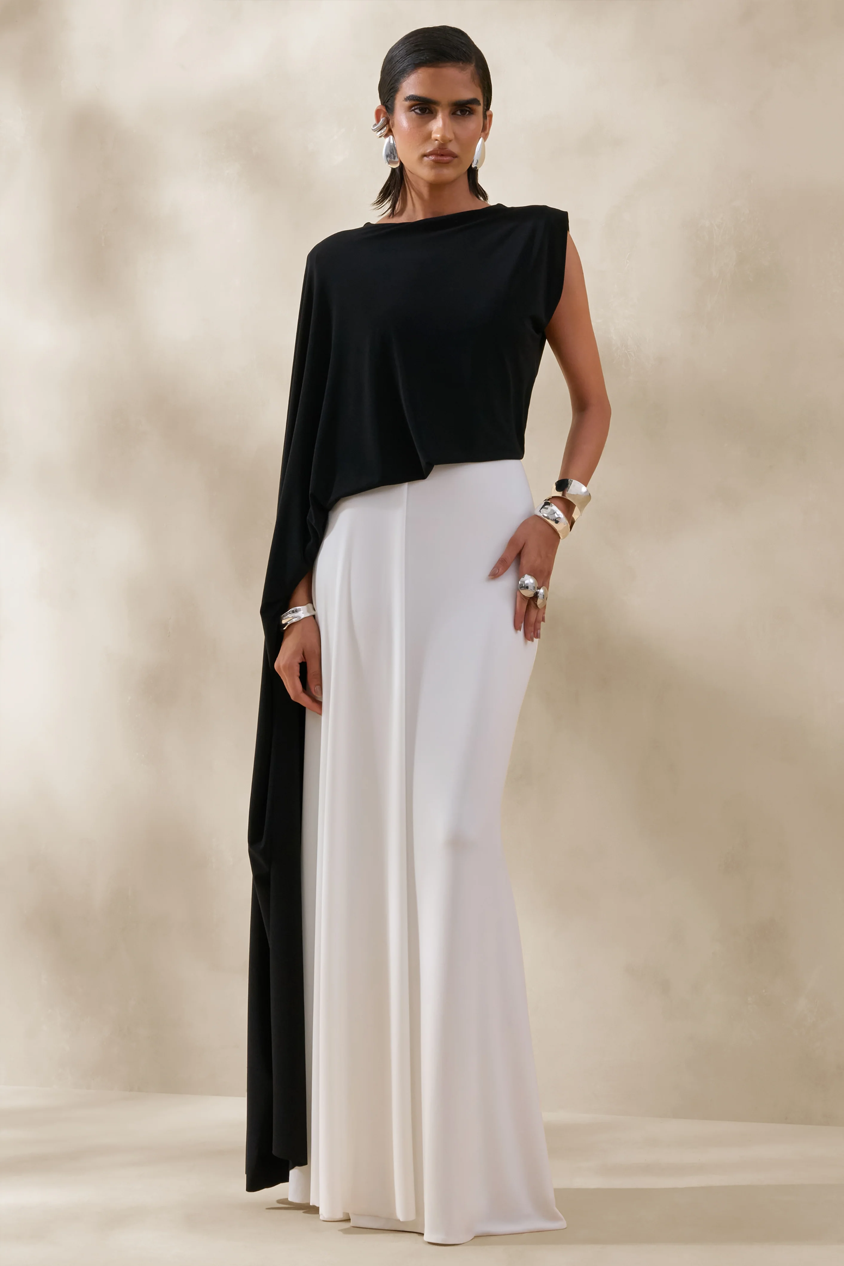 Carenza | Zwart-Witte Asymmetrische Hals Maxi Jurk met Cape Mouw