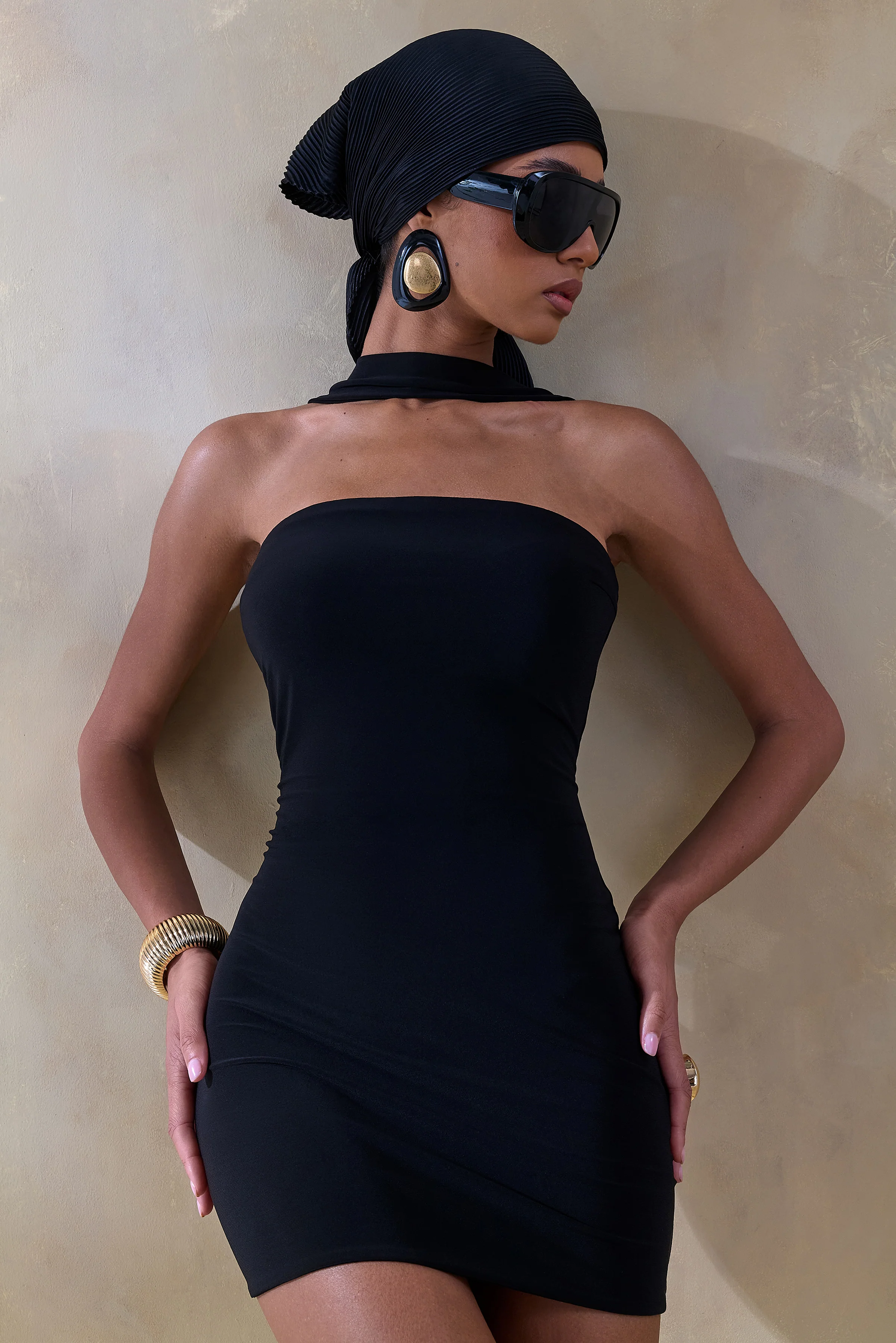 Caresse | Zwart Bandeau Mini Jurk Met Sjaal Detail - Image 3