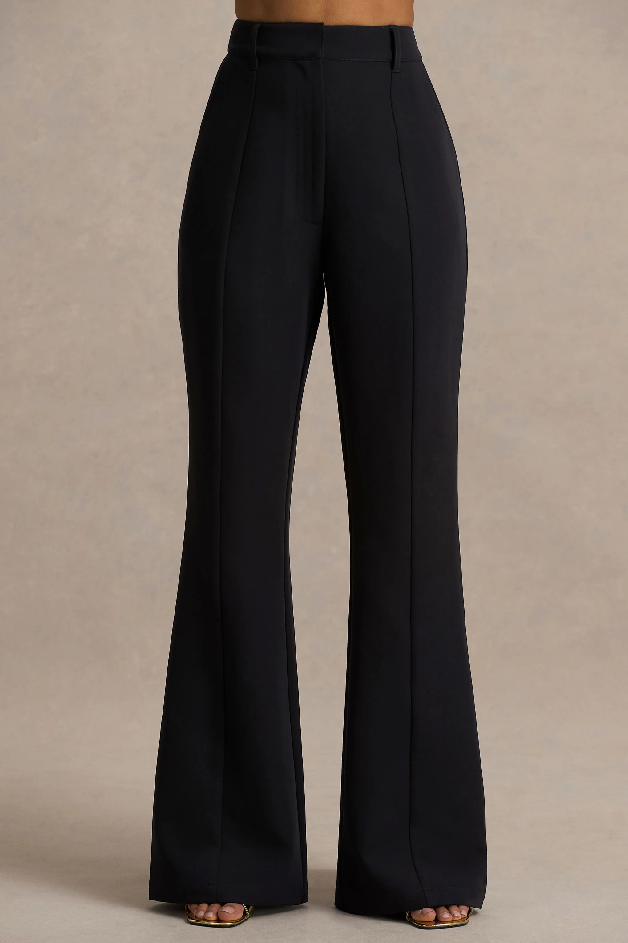 Carina | Zwarte Getailleerde Broek Met Uitlopende Pijpen - Image 3