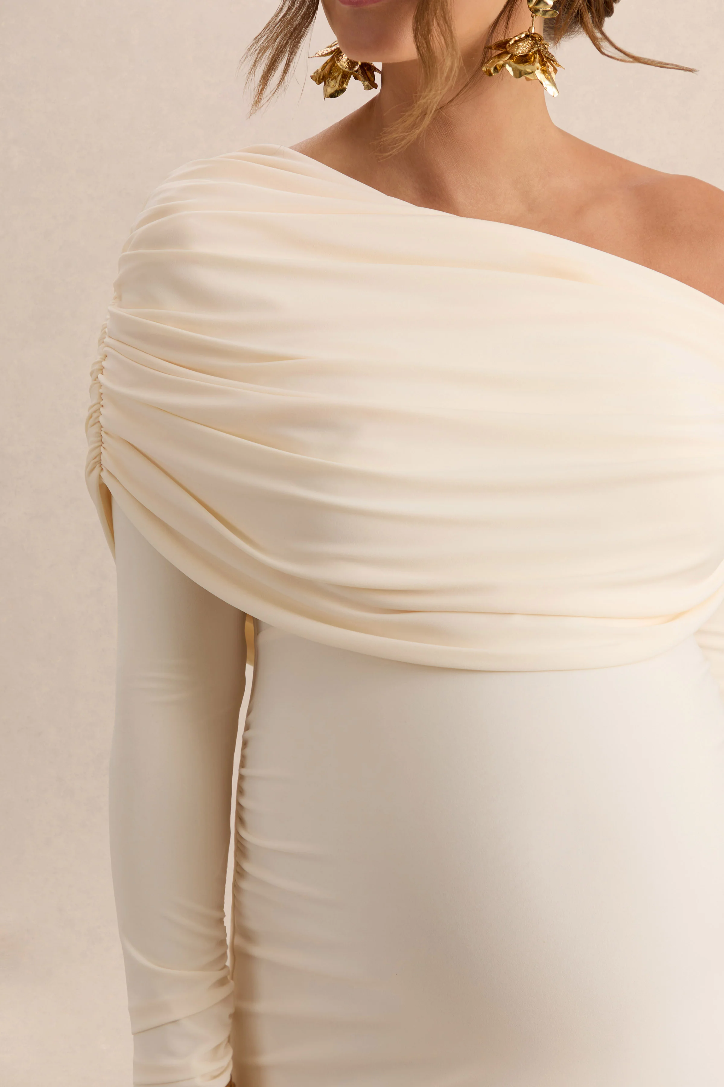 Carleigh | Crème Asymmetrische Hals Zwangerschaps Maxi Jurk Met Draperende Details - Image 4