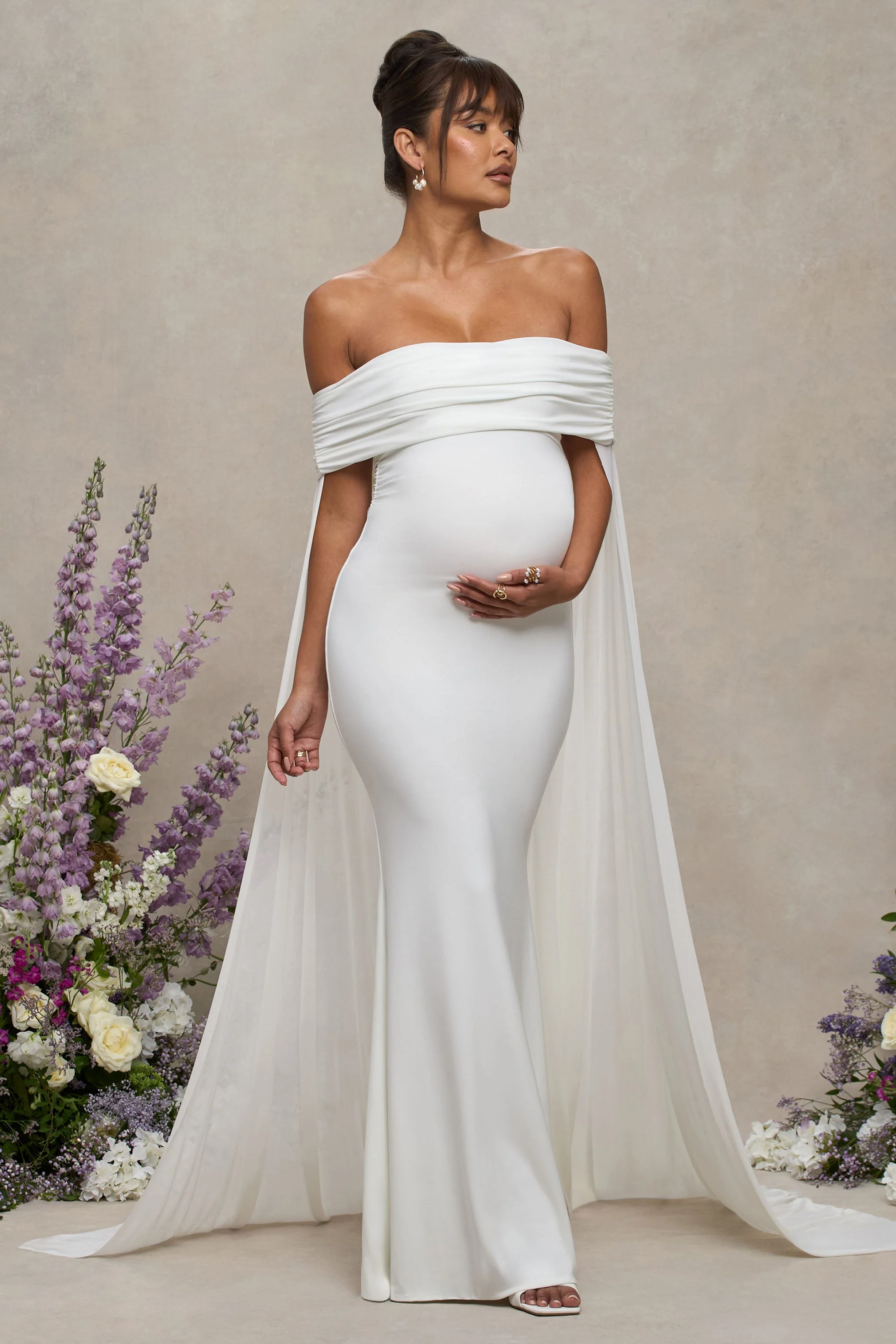 Carlotta | Witte Bardot Zwangerschaps Maxi Jurk Met Chiffon Cape