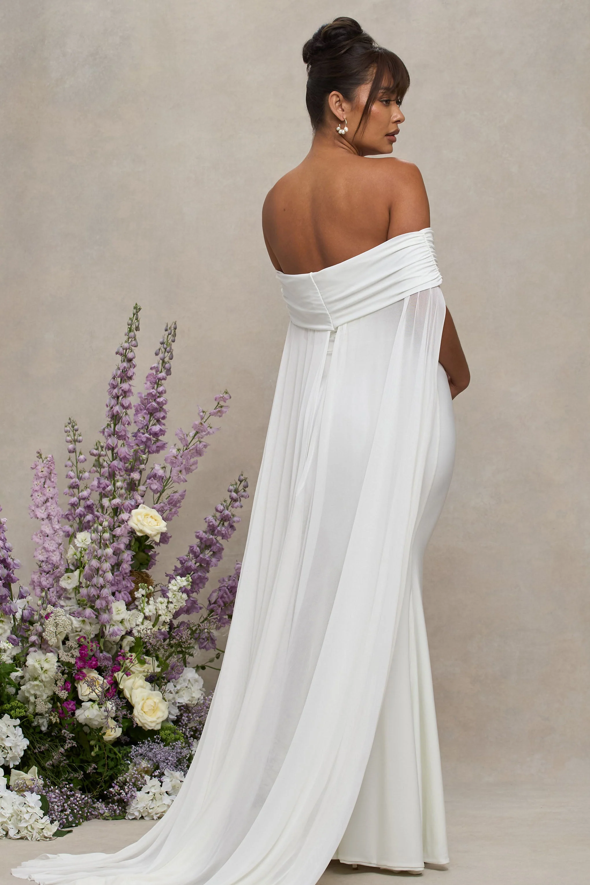 Carlotta | Witte Bardot Zwangerschaps Maxi Jurk Met Chiffon Cape - Image 2