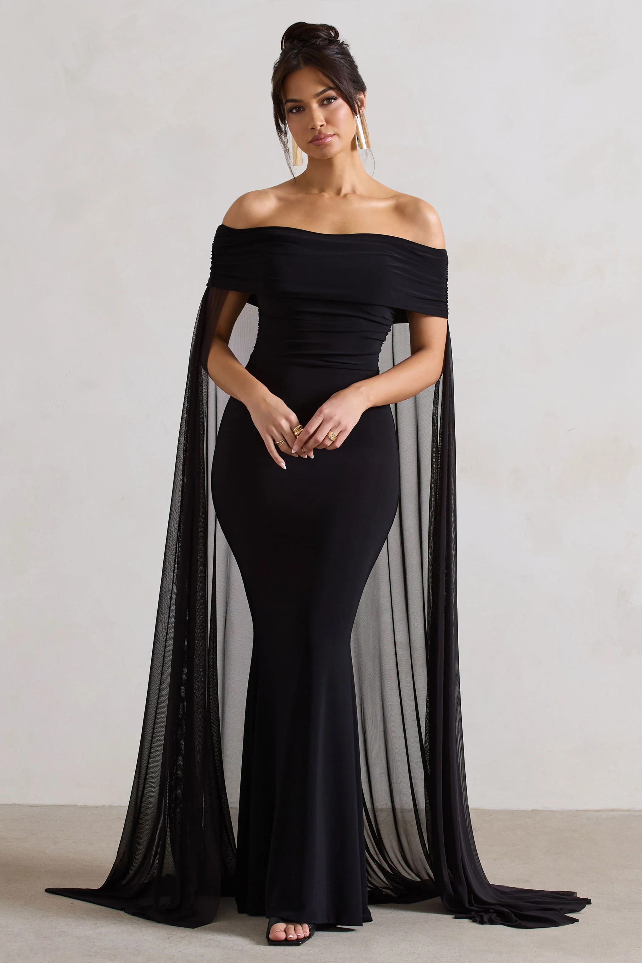 Carlotta | Zwarte Bardot Maxi Jurk Met Chiffon Cape