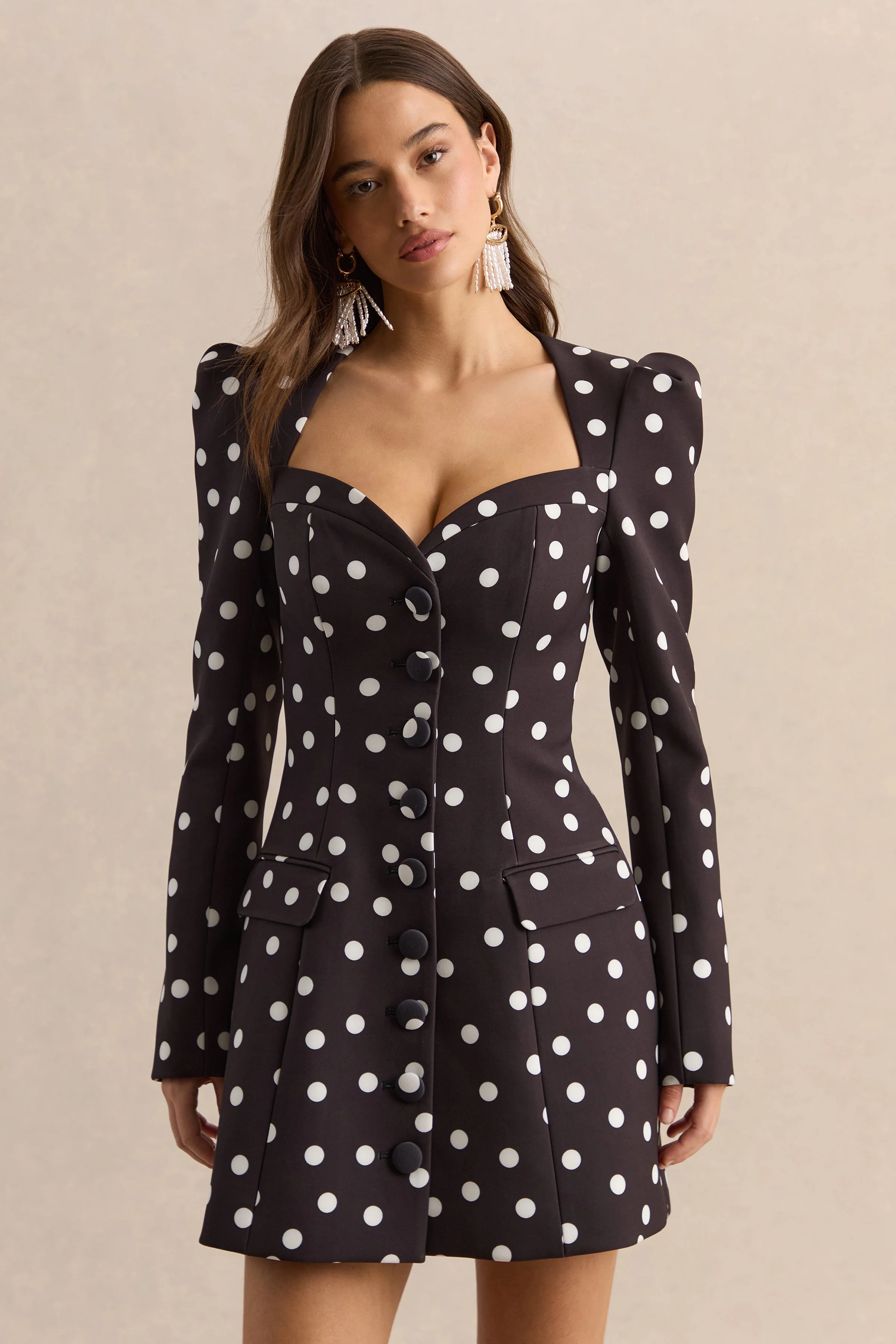 Carmen | Zwart-Witte Stippen Print Sweetheart Halslijn Getailleerde Mini Jurk - Image 3