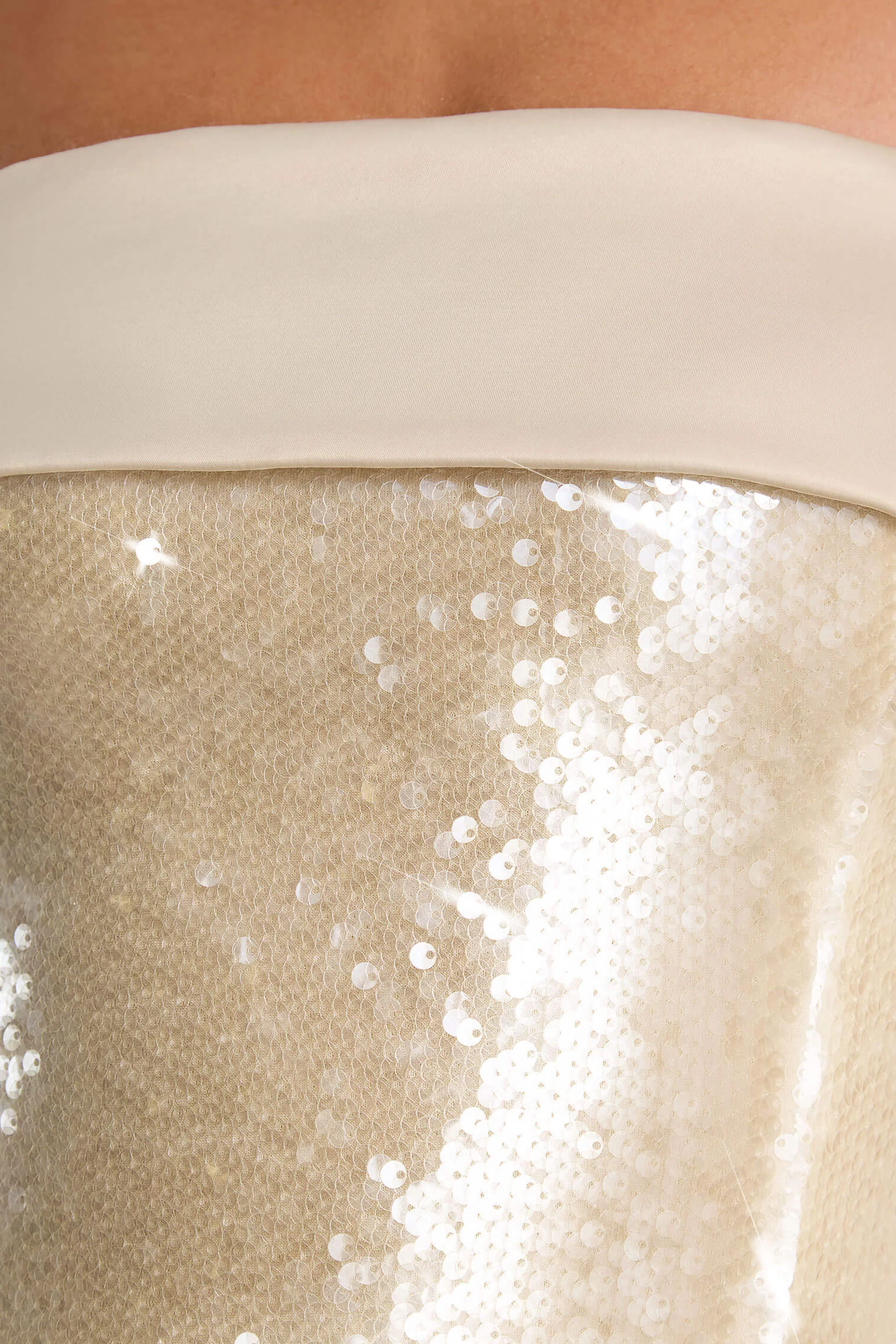 Casandra | Champagne Pailletten Bandeau Mini Jurk Met Satijnen Afwerking - Image 6