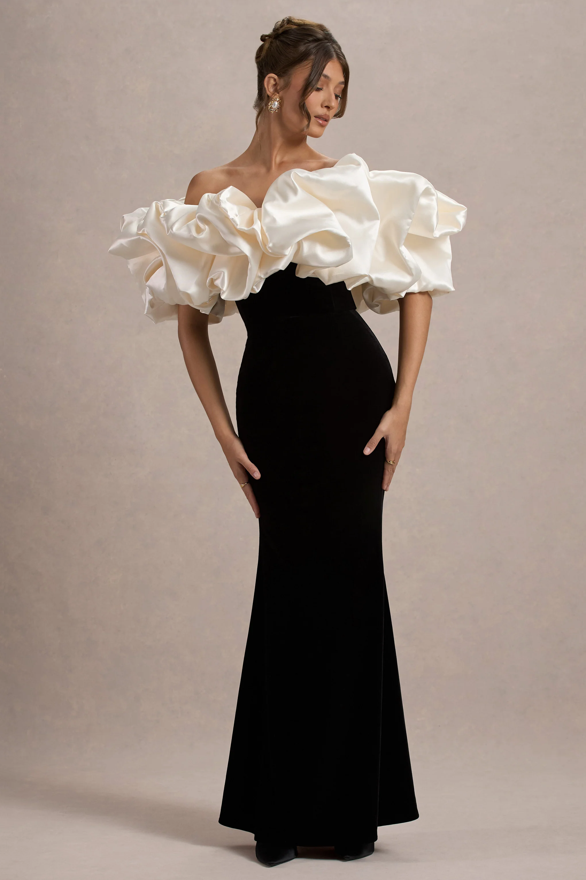 Cecily | Zwarte Velours Bardot-Maxi Jurk Met Satijn Ruches Rand