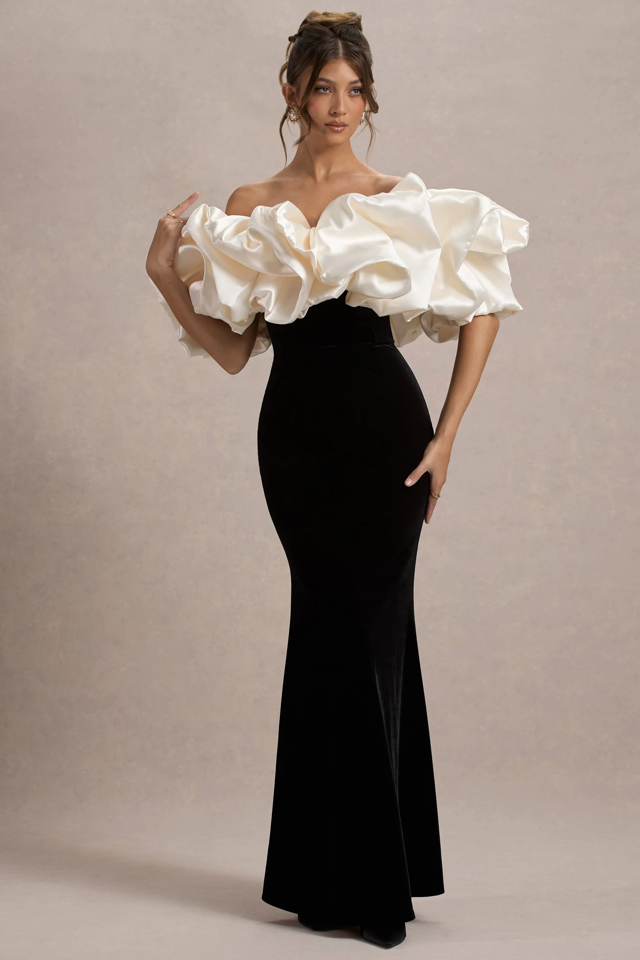 Cecily | Zwarte Velours Bardot-Maxi Jurk Met Satijn Ruches Rand - Image 4