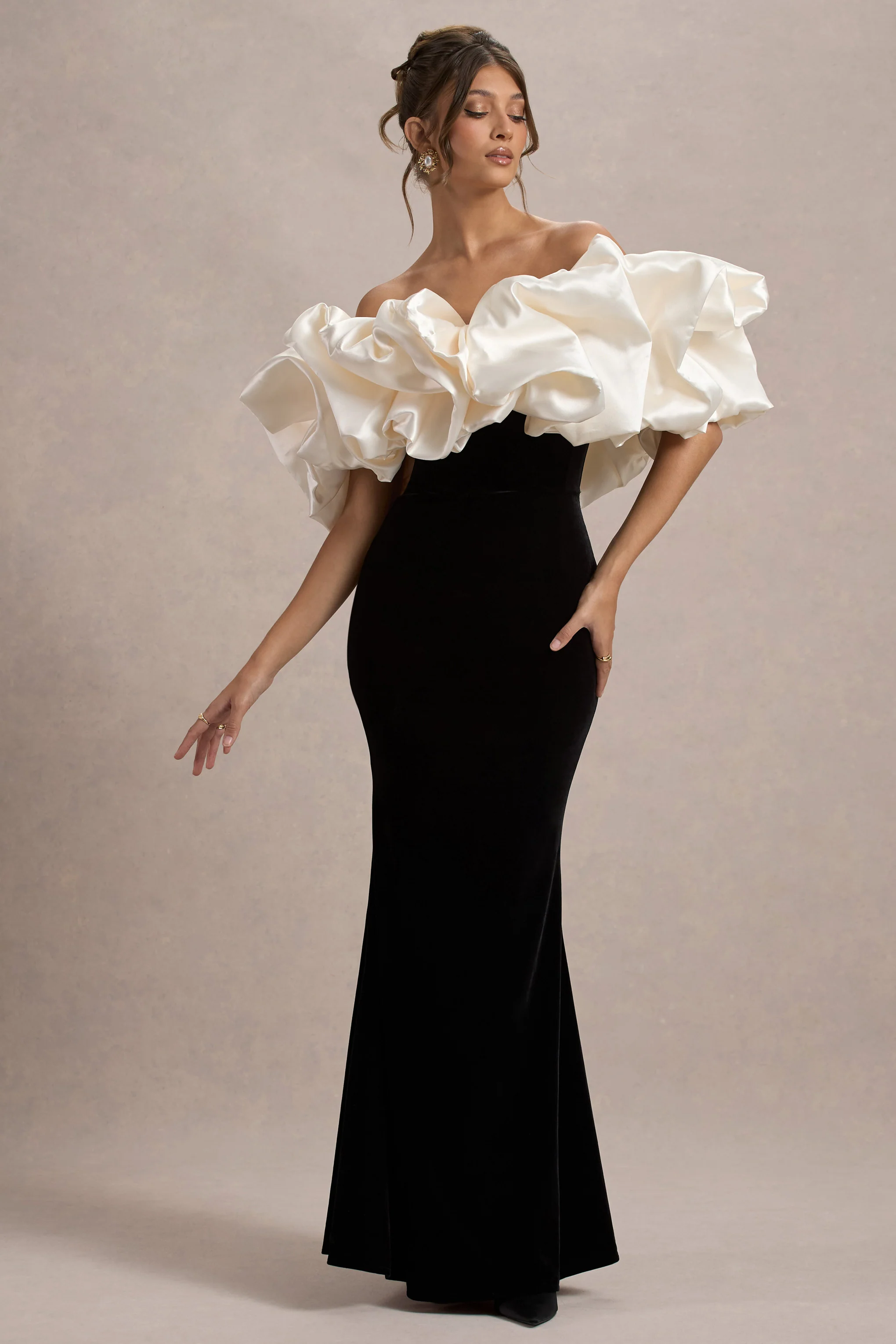 Cecily | Zwarte Velours Bardot-Maxi Jurk Met Satijn Ruches Rand - Image 5
