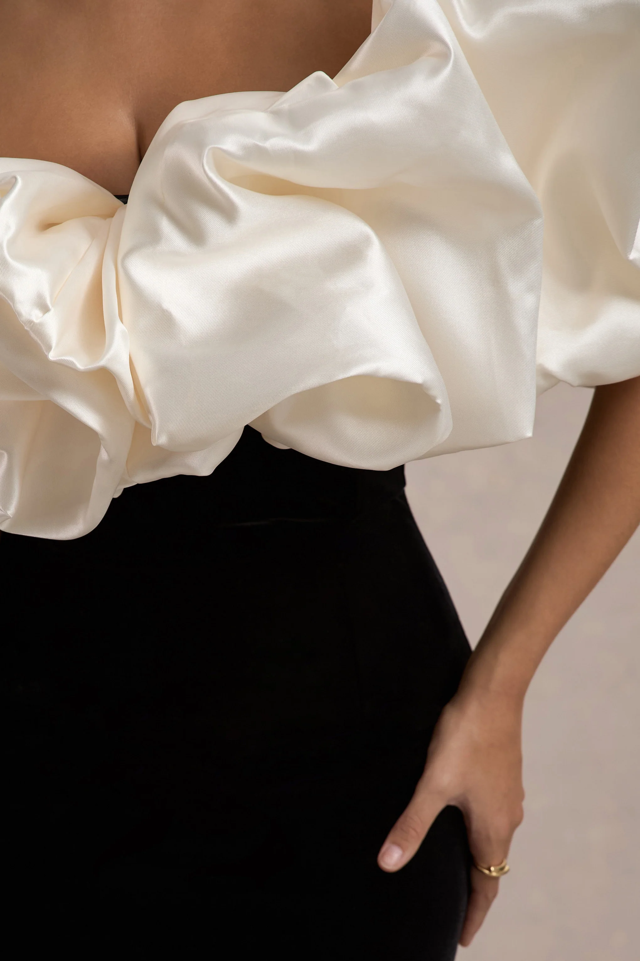 Cecily | Zwarte Velours Bardot-Maxi Jurk Met Satijn Ruches Rand - Image 6