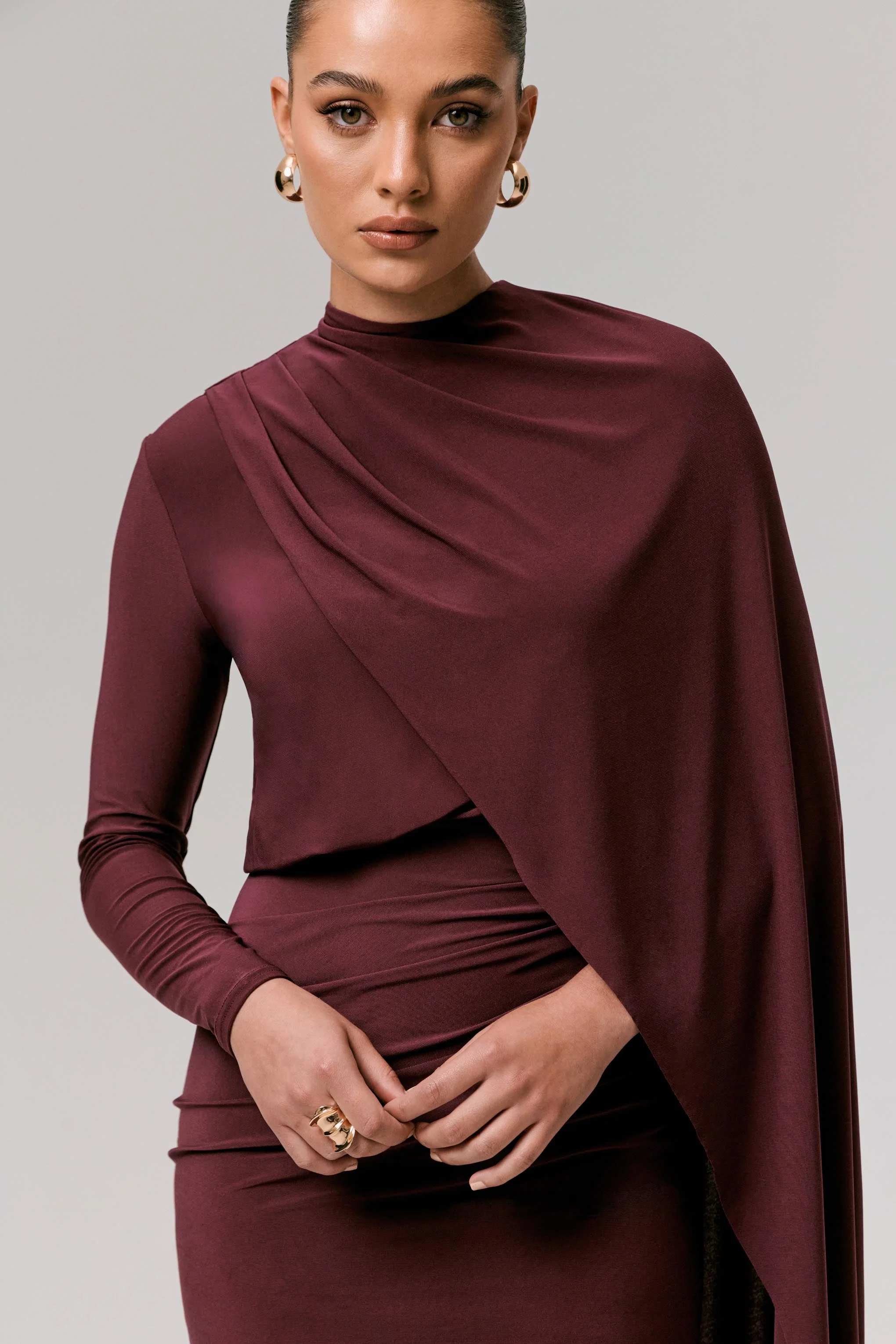 Celeste | Bordeaux Mini Jurk Met Lange Cape Mouwen - Image 5