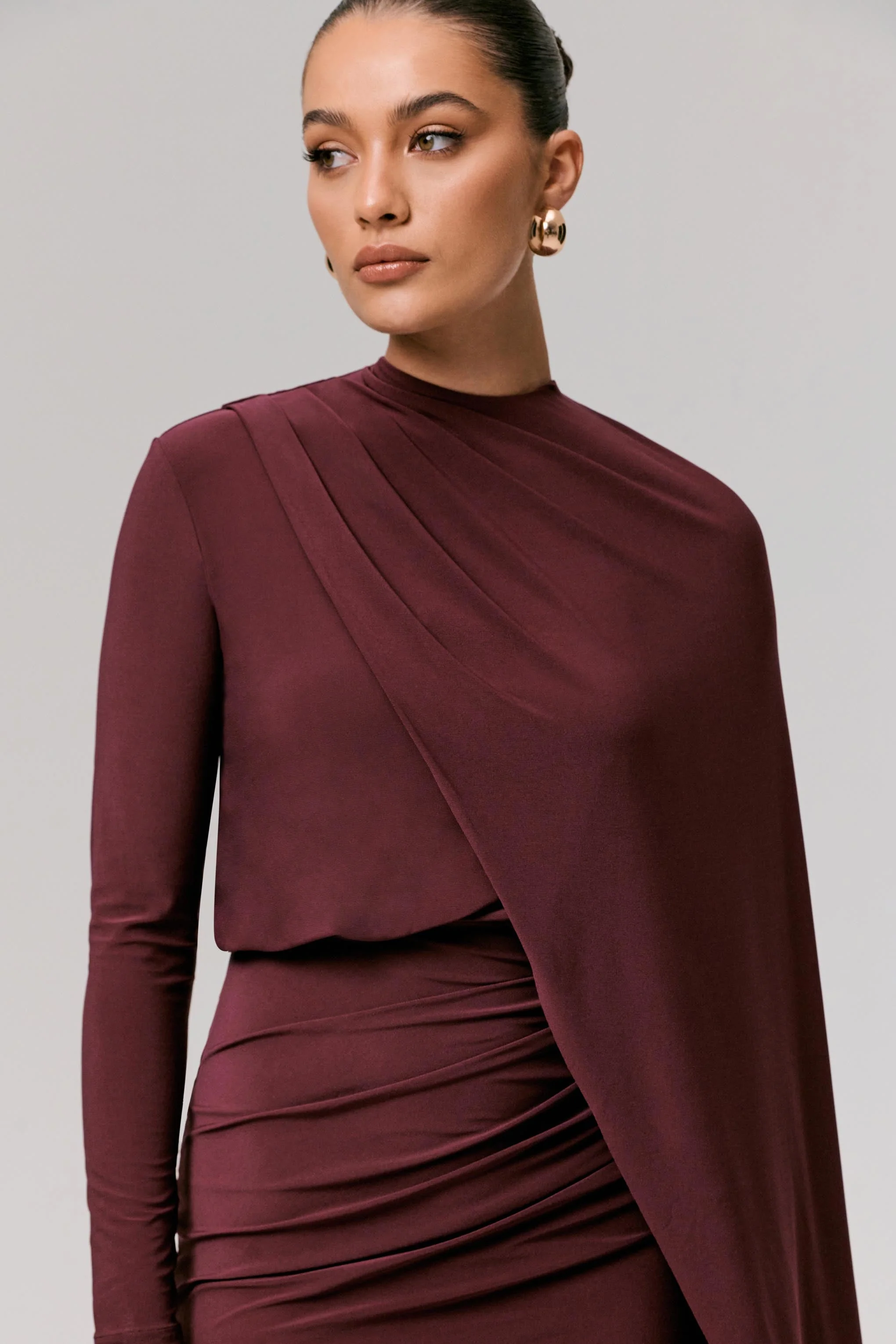 Celeste | Bordeaux Mini Jurk Met Lange Cape Mouwen - Image 6