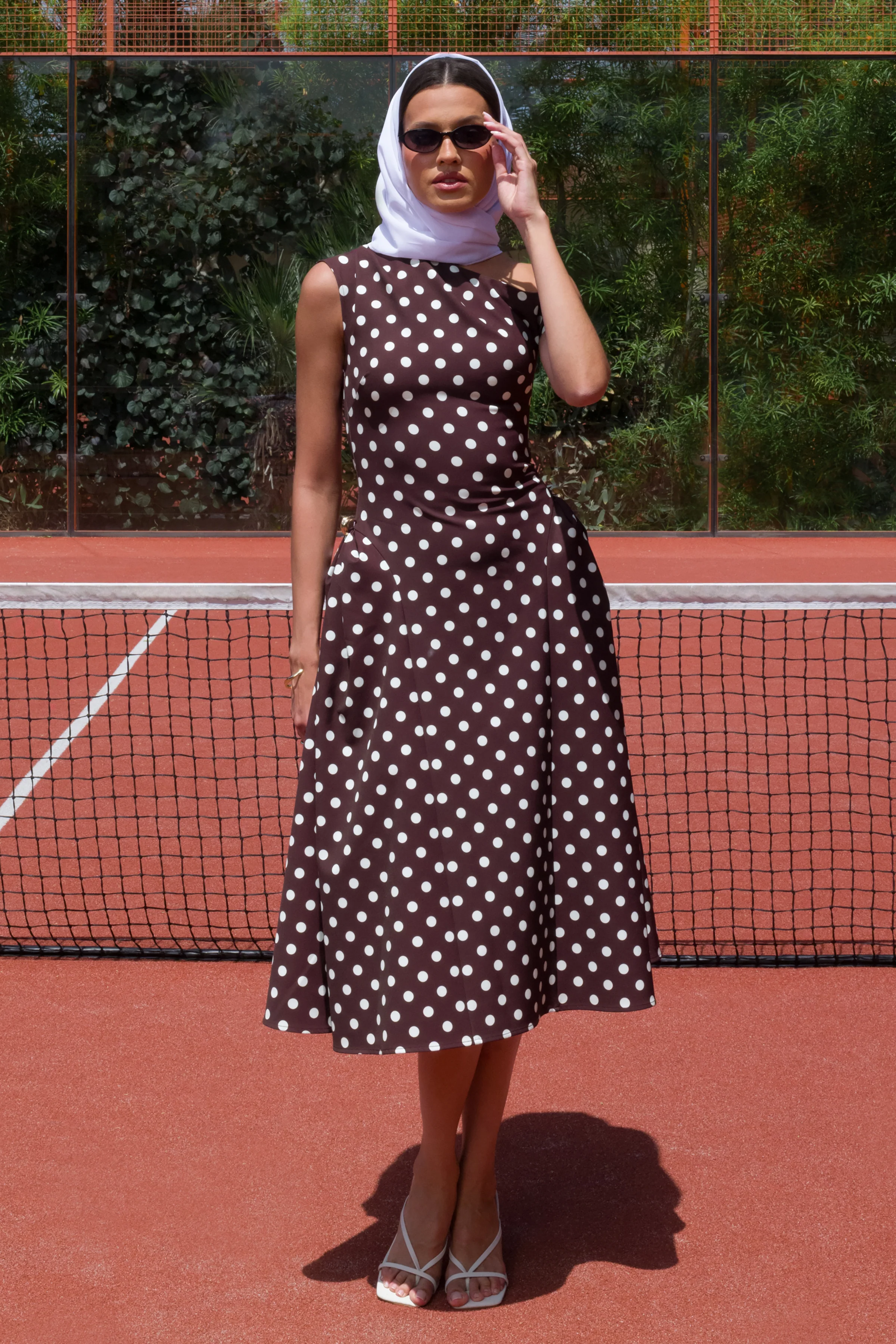 Celosia | Bruine Stippen Print Midi Jurk Met Asymmetrische Hals En Gouden Details