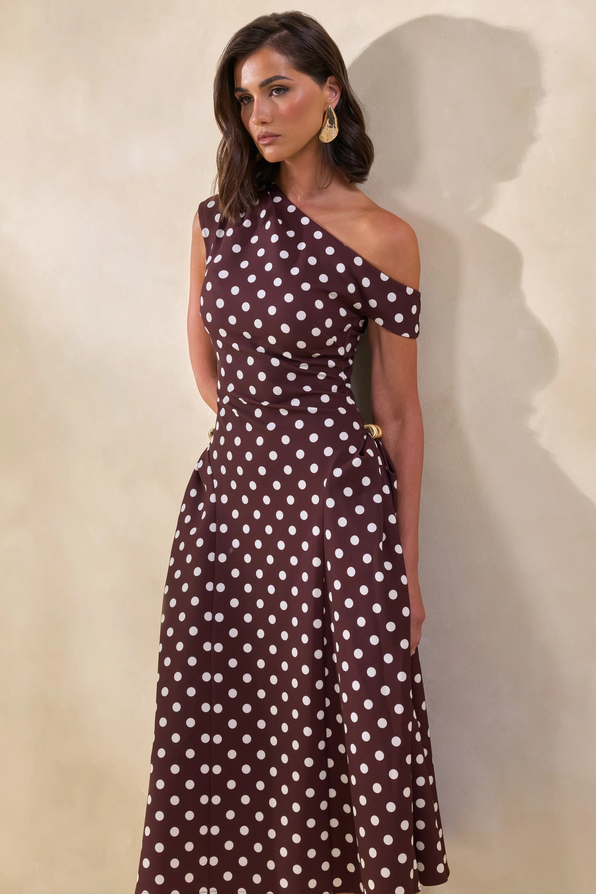 Celosia | Bruine Stippen Print Midi Jurk Met Asymmetrische Hals En Gouden Details - Image 4