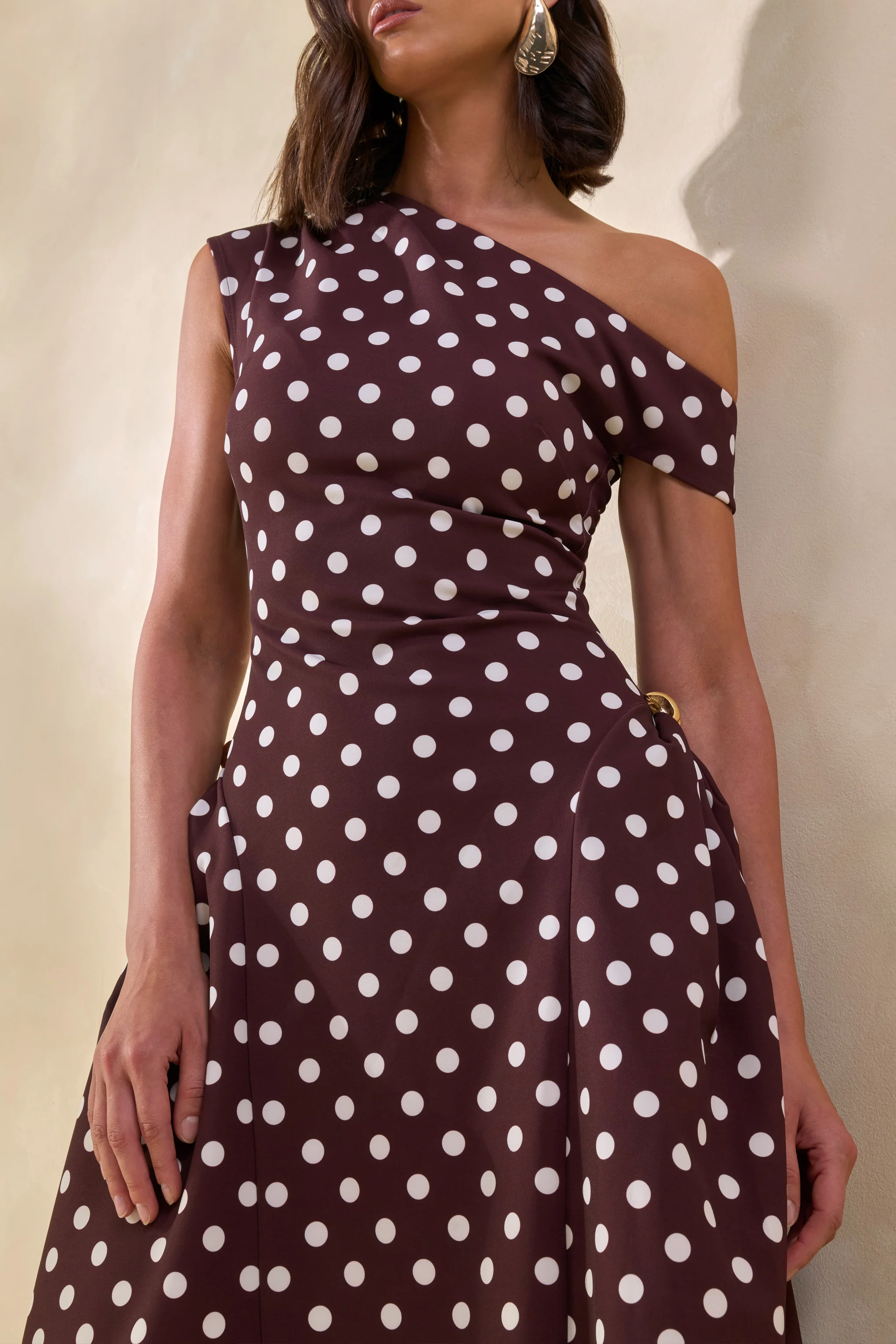 Celosia | Bruine Stippen Print Midi Jurk Met Asymmetrische Hals En Gouden Details - Image 5