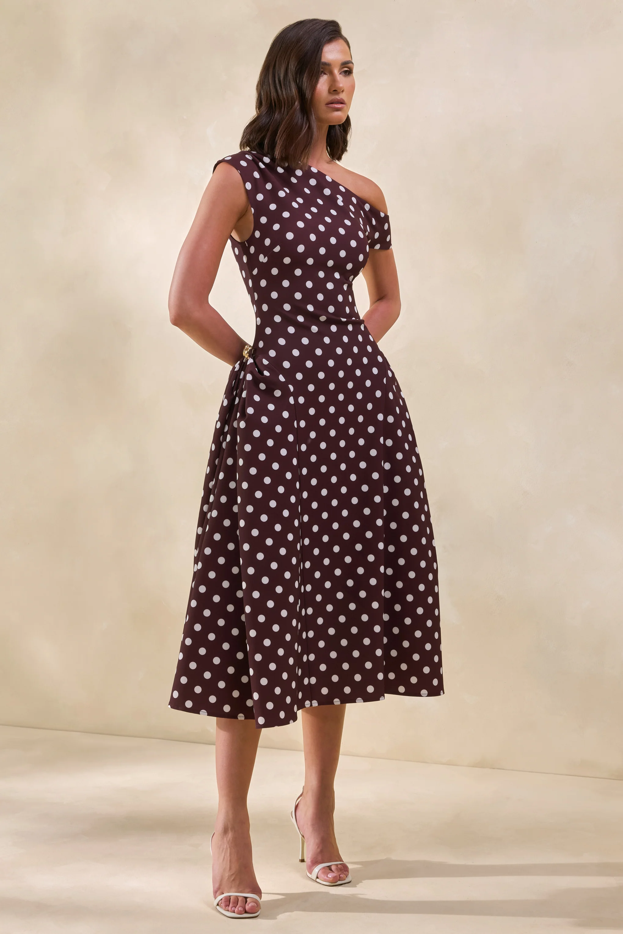 Celosia | Bruine Stippen Print Midi Jurk Met Asymmetrische Hals En Gouden Details - Image 6