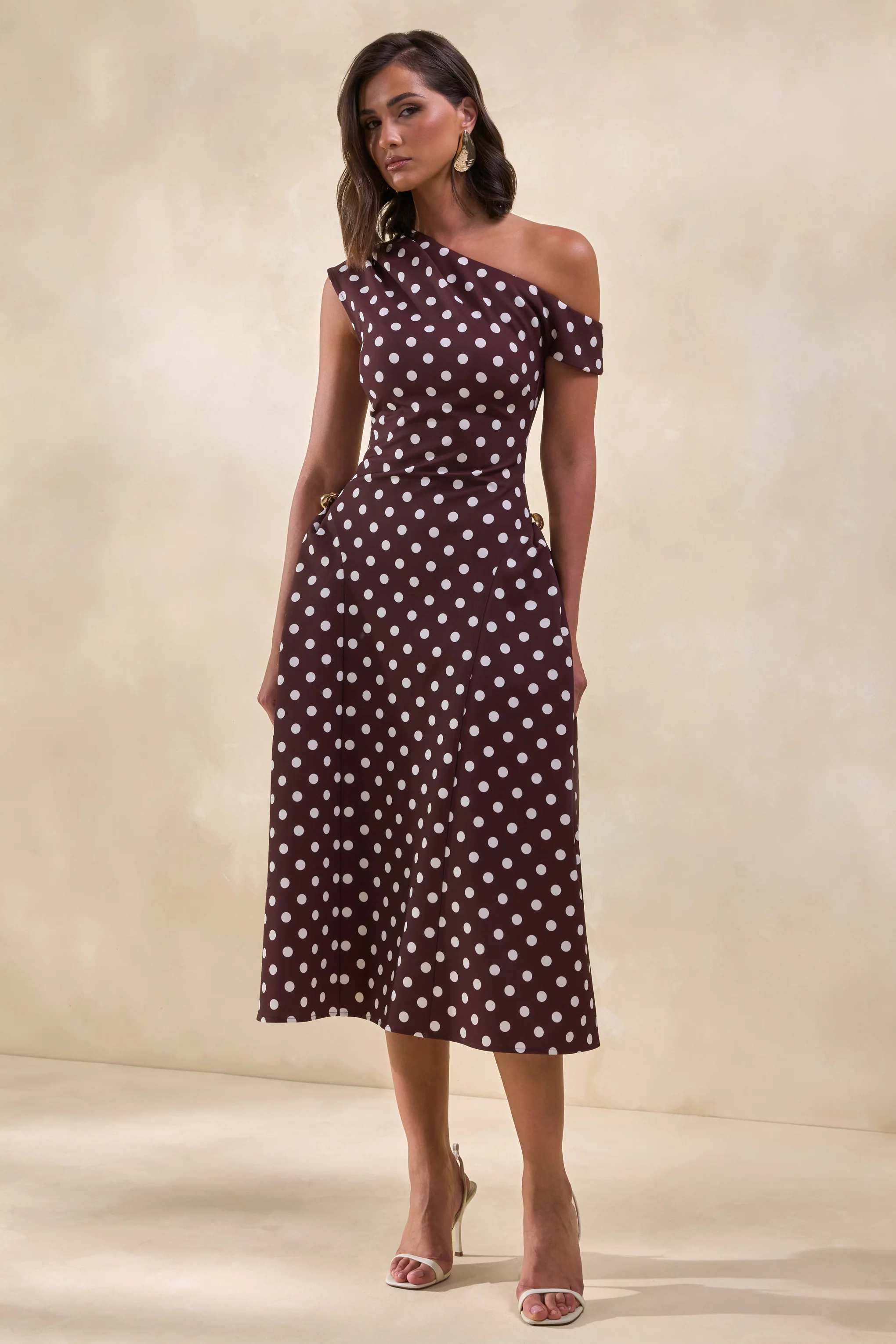 Celosia | Bruine Stippen Print Midi Jurk Met Asymmetrische Hals En Gouden Details - Image 8