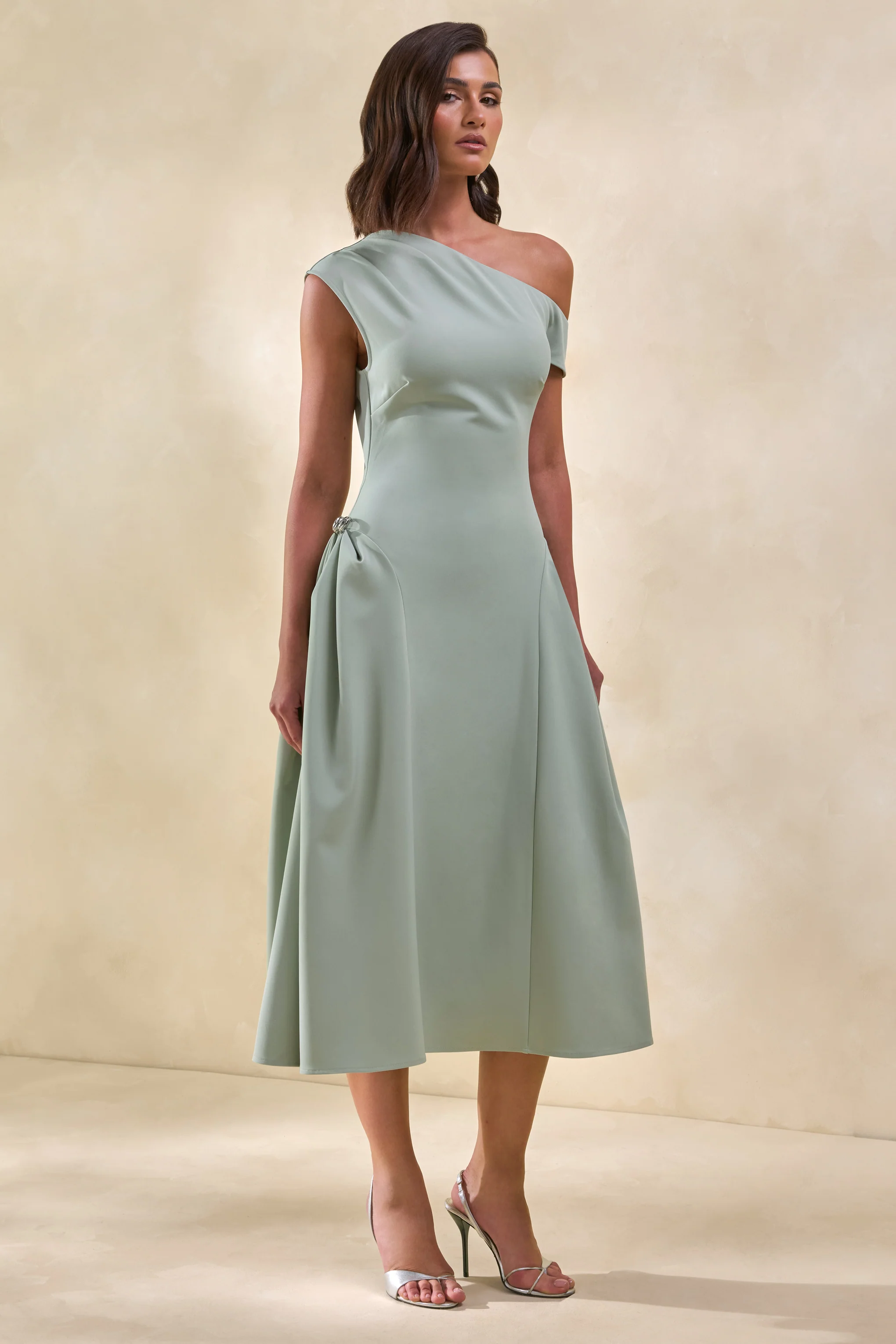 Celosia | Saliegroene Midi Jurk Met Asymmetrische Hals En Zilveren Details - Image 2