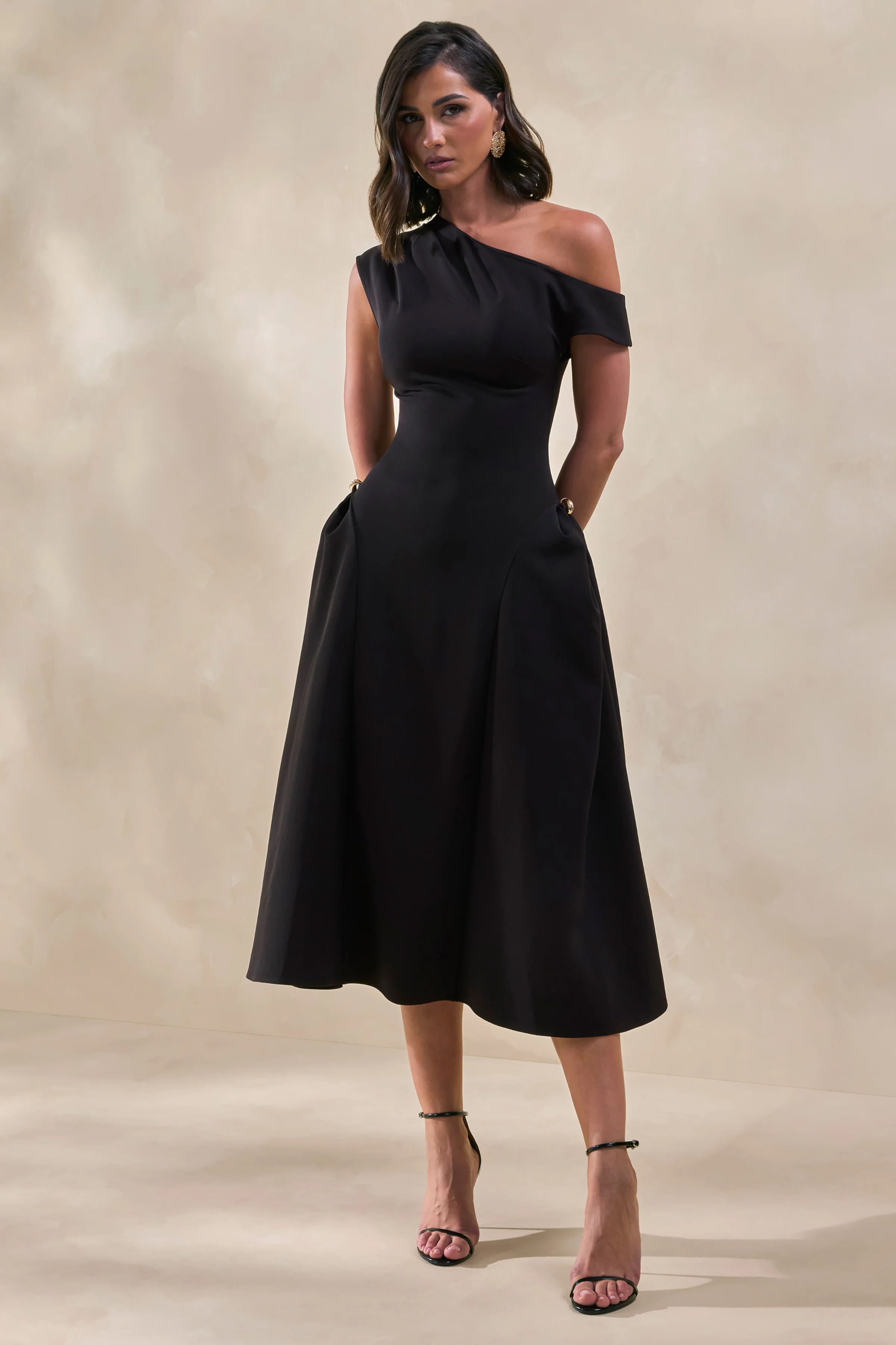 Celosia | Zwarte Asymmetrische Hals Midi Jurk Met Gouden Details