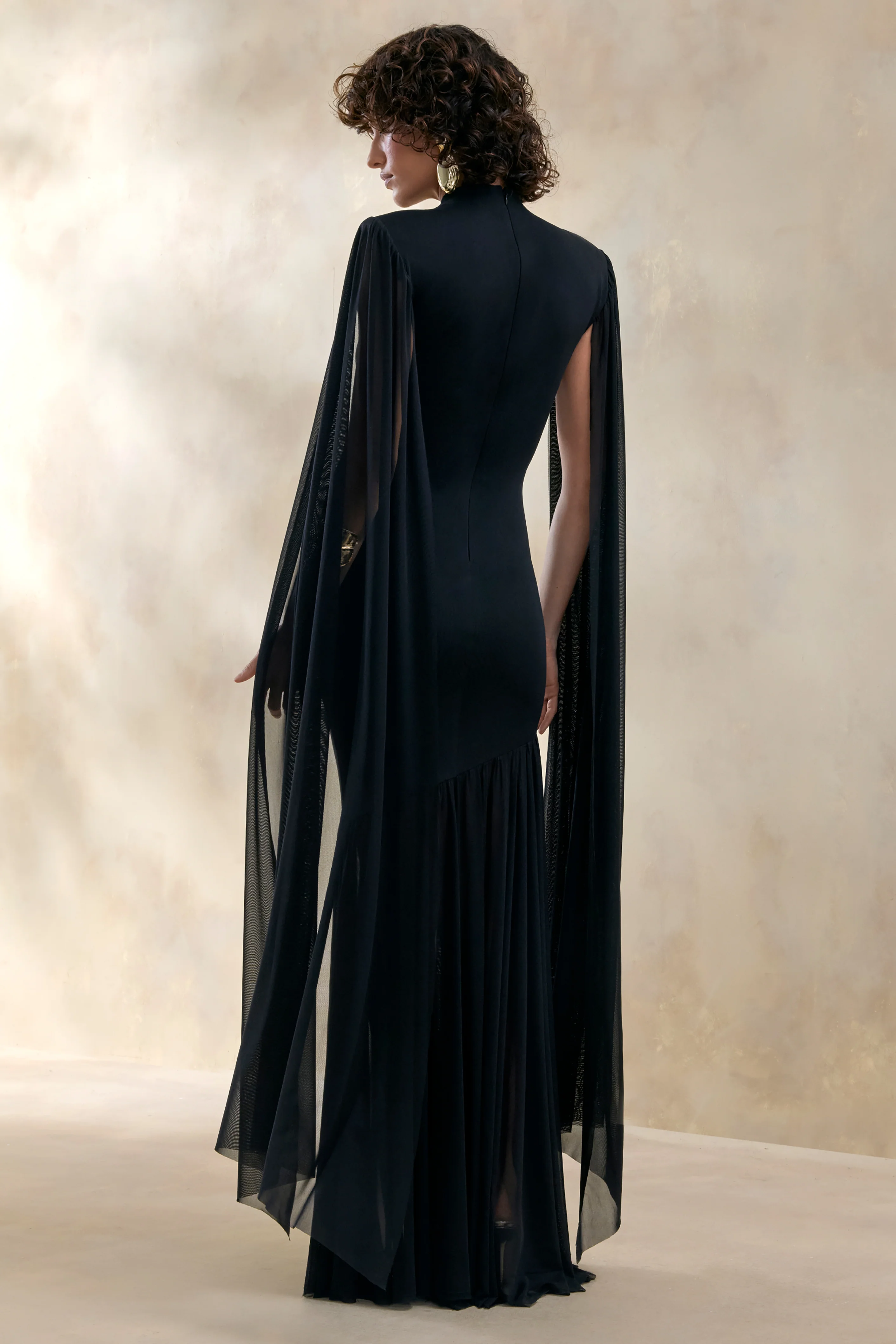 Chantelle | Zwarte Hoge Hals Maxi Jurk met Verlaagde Taille en Cape Mouwen - Image 2