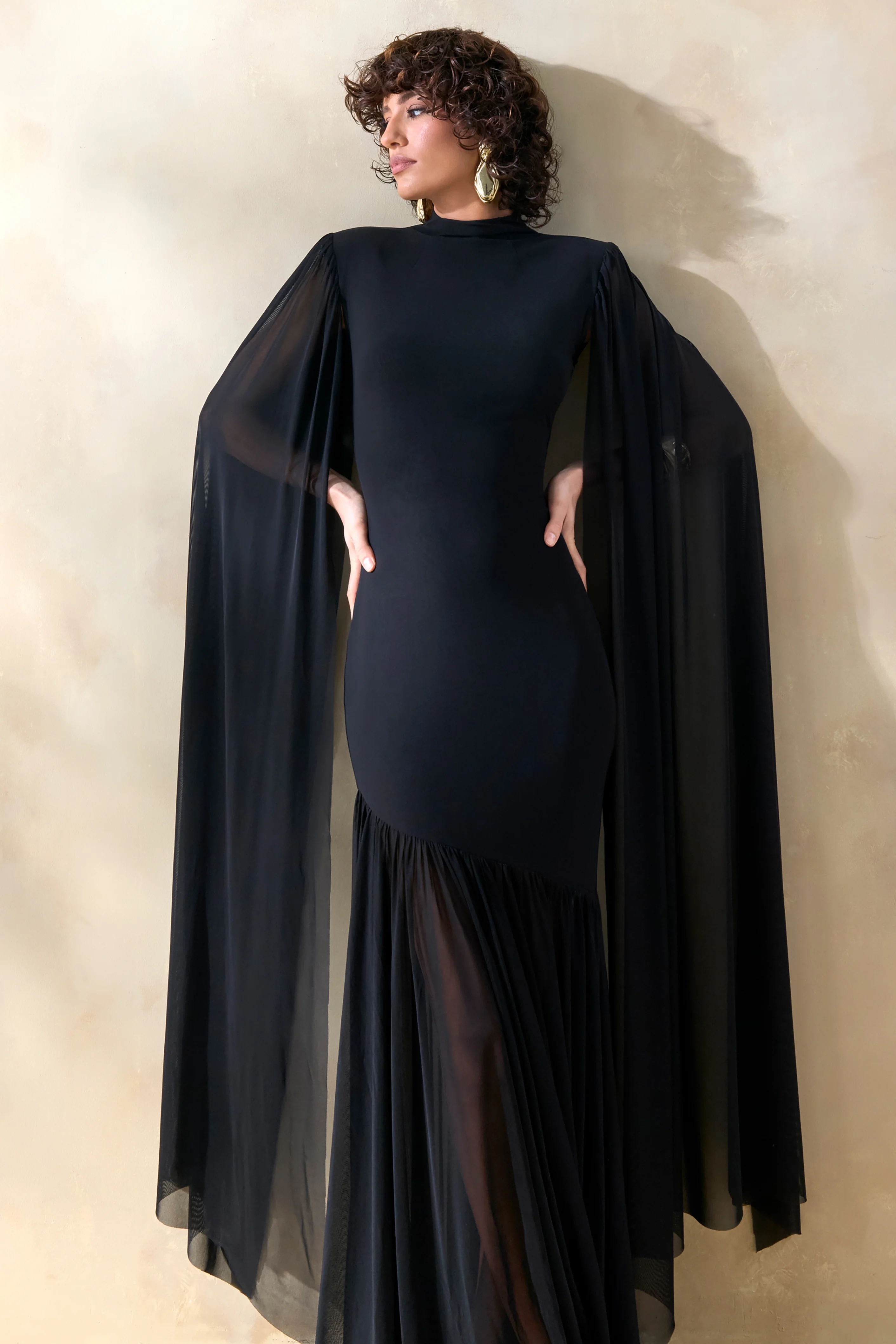 Chantelle | Zwarte Hoge Hals Maxi Jurk met Verlaagde Taille en Cape Mouwen - Image 3