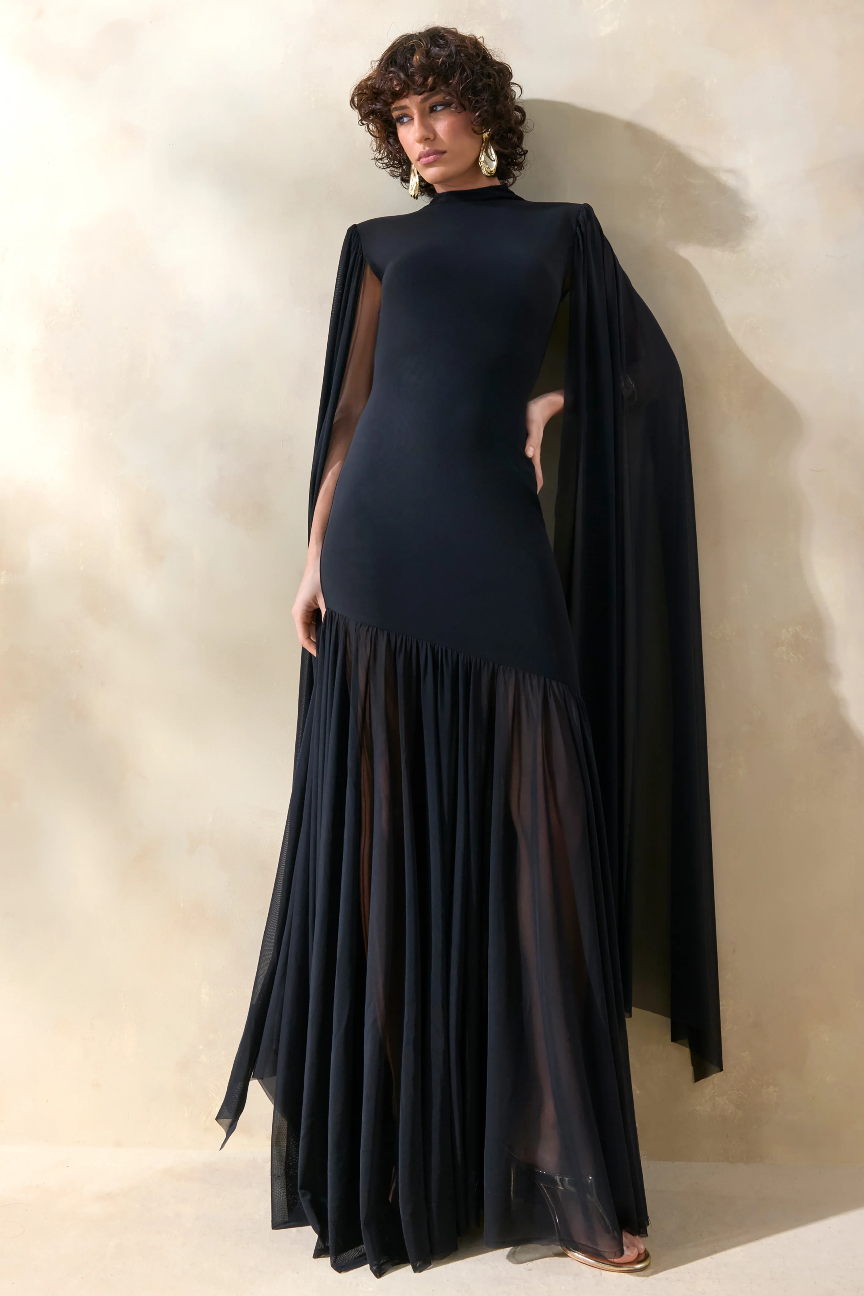 Chantelle | Zwarte Hoge Hals Maxi Jurk met Verlaagde Taille en Cape Mouwen - Image 4
