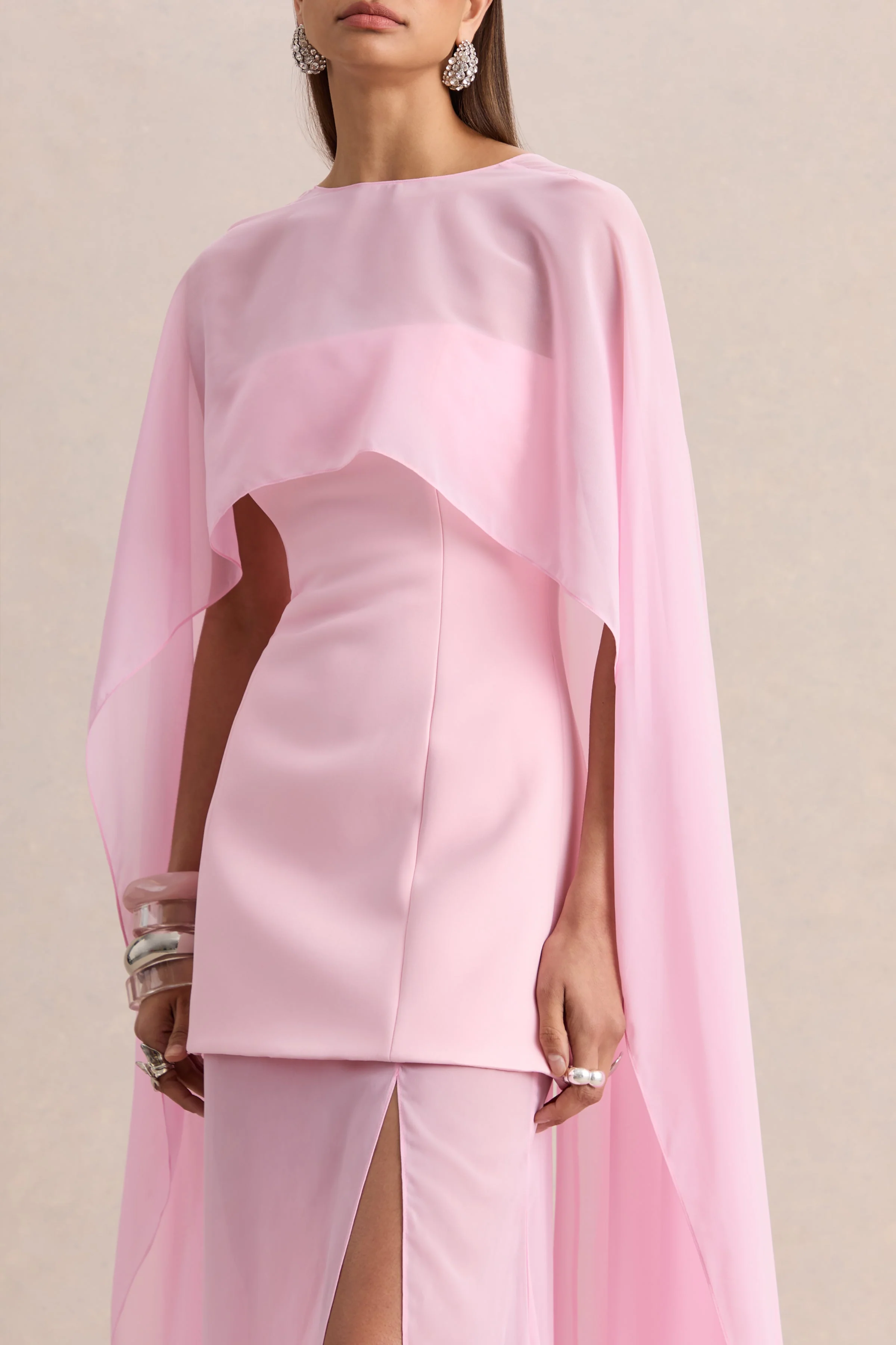 Chessa | Licht Roze Boot Hals Maxi Jurk With Doorschijnende Cape - Image 4