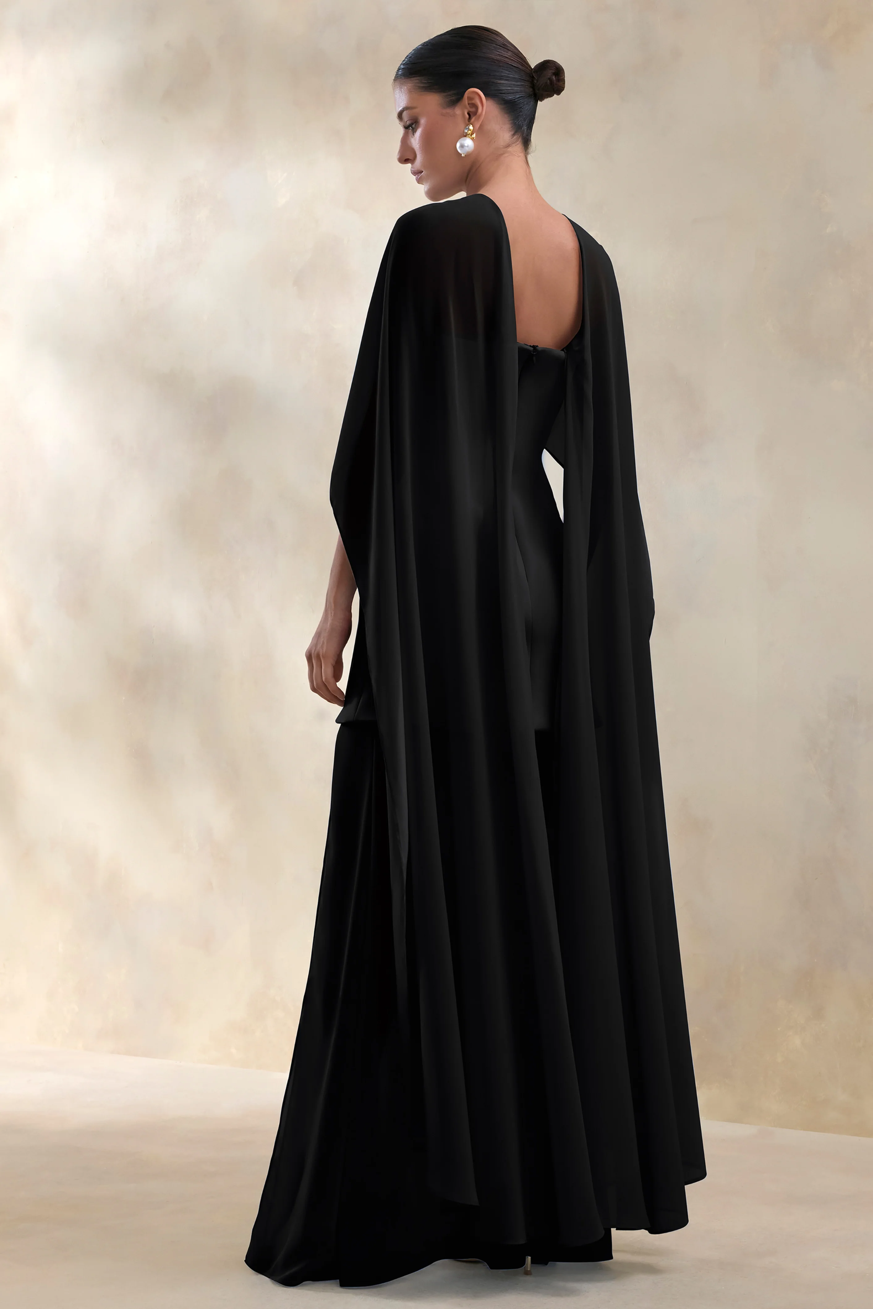 Chessa | Zwarte Maxi-jurk Met Boot Hals En Transparante Cape - Image 2