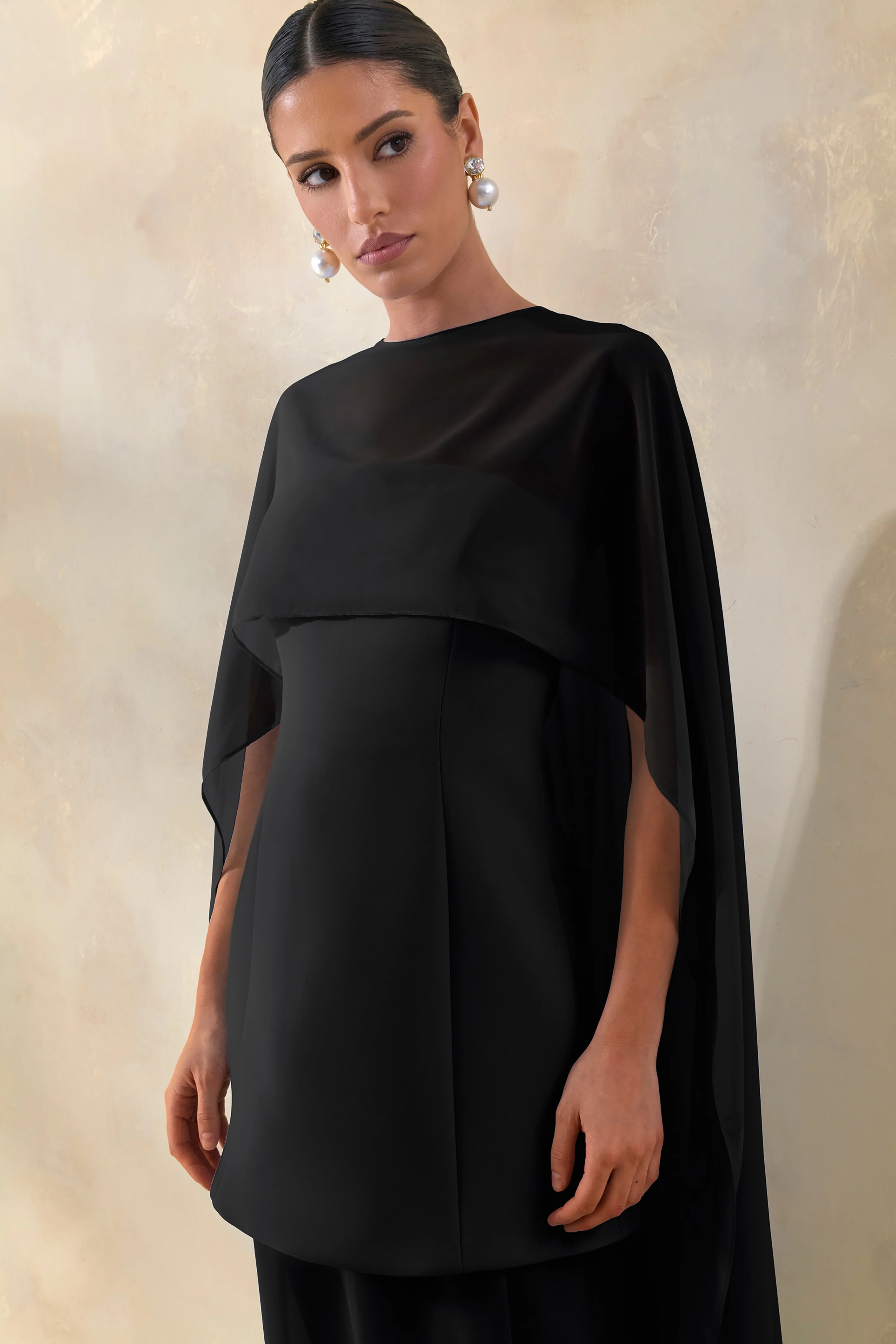 Chessa | Zwarte Maxi-jurk Met Boot Hals En Transparante Cape - Image 3