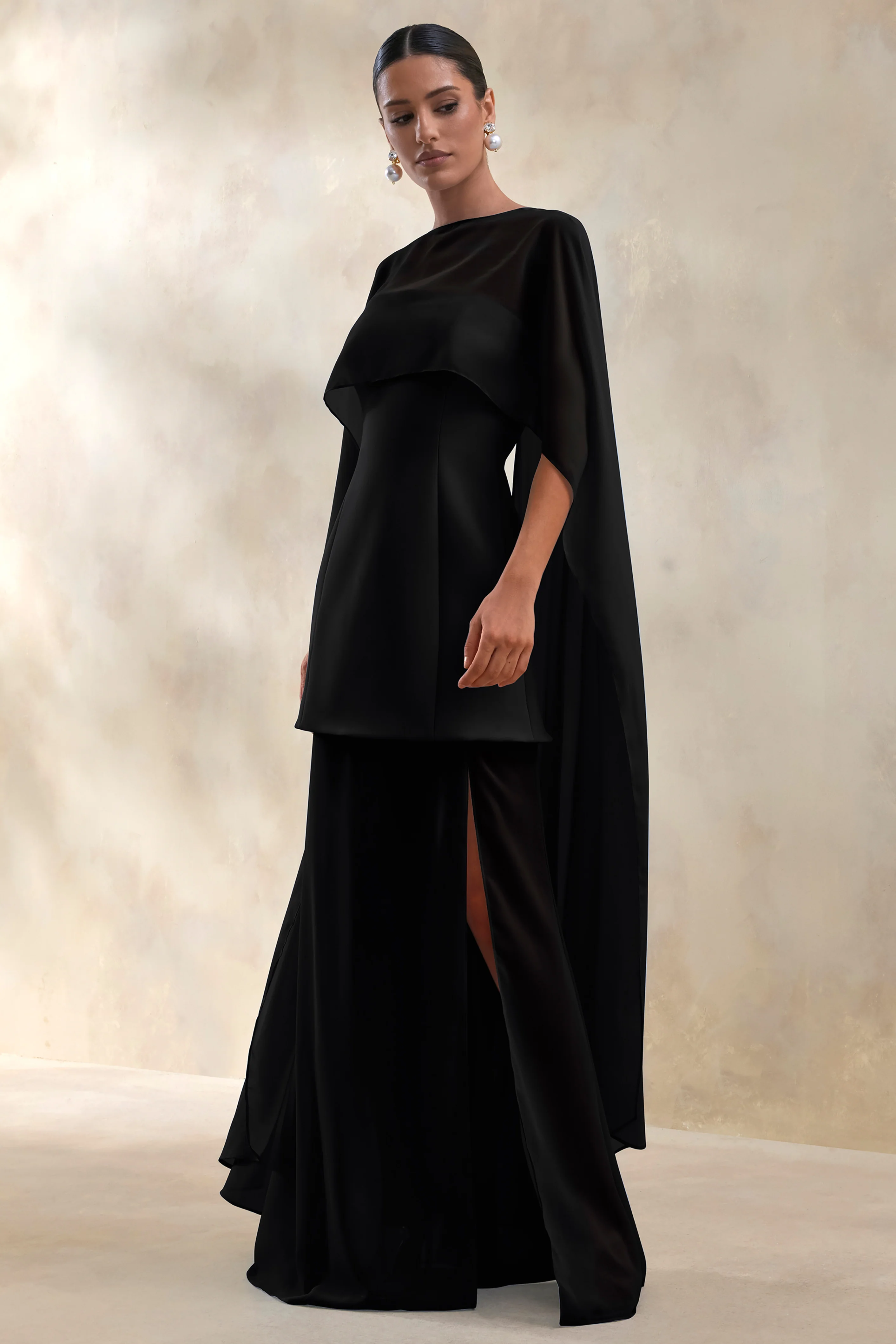 Chessa | Zwarte Maxi-jurk Met Boot Hals En Transparante Cape - Image 4