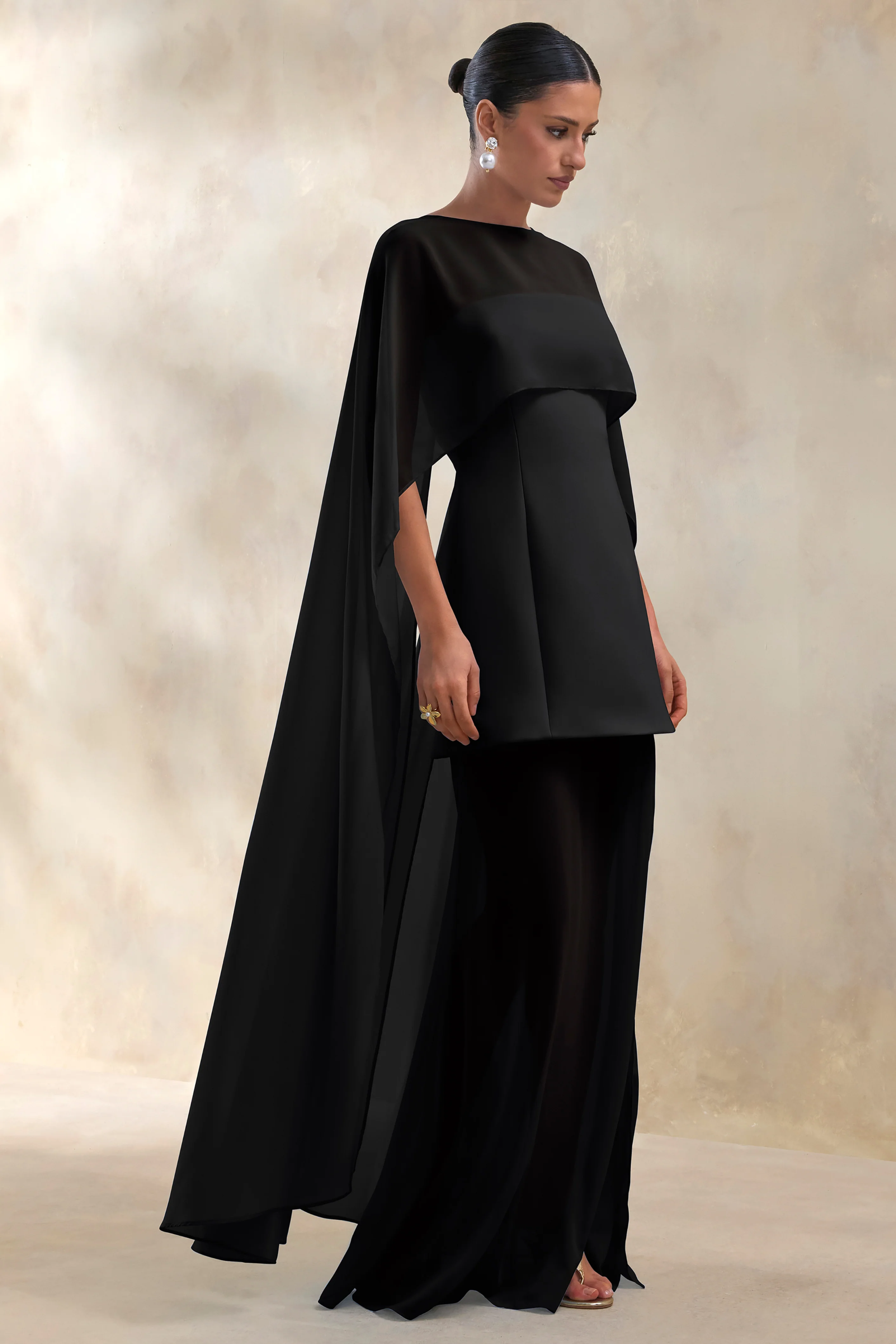 Chessa | Zwarte Maxi-jurk Met Boot Hals En Transparante Cape - Image 5