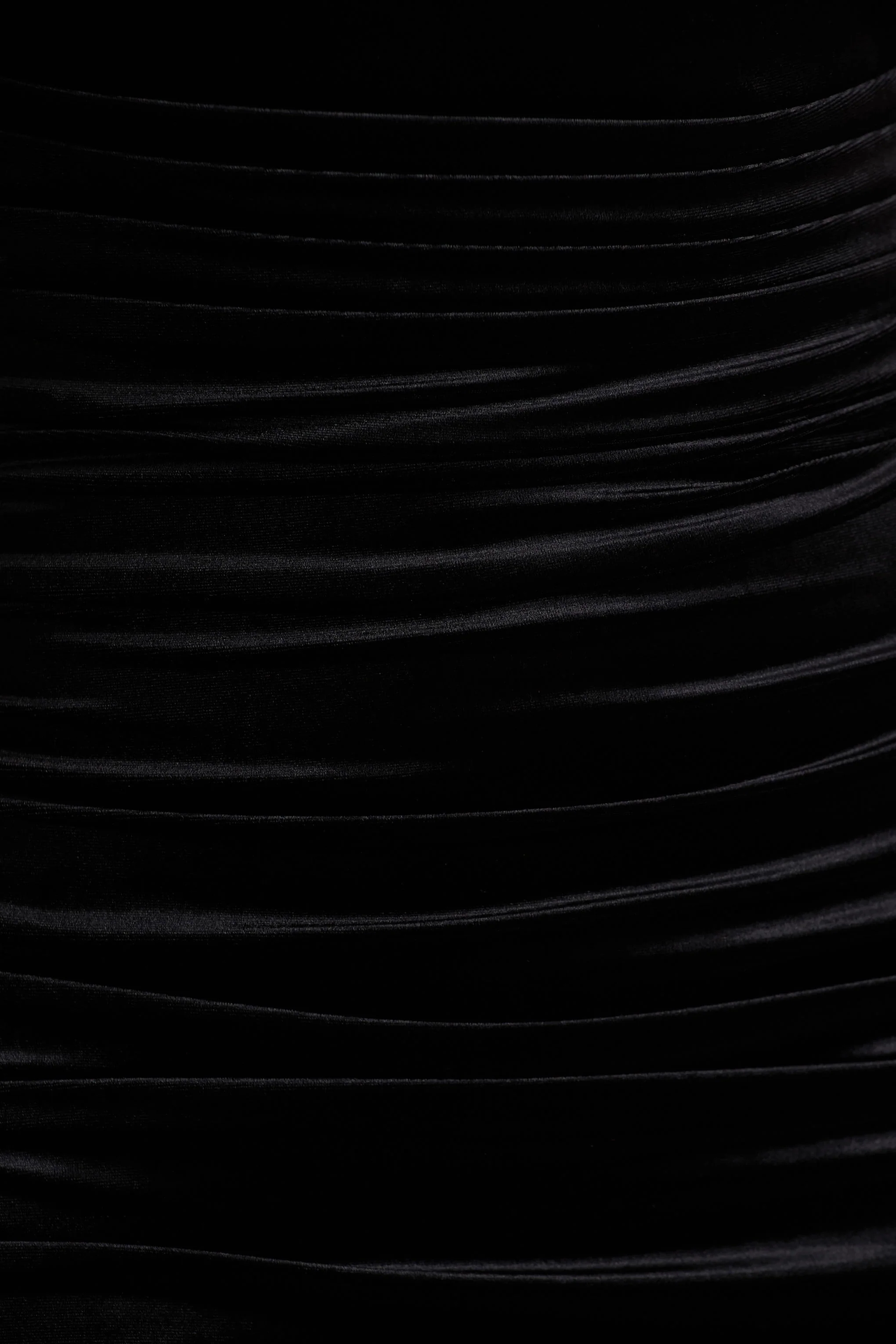 Chrissy | Zwarte Fluwelen Vierkante Hals Midi Jurk Met Mesh Mouwen En Gerimpeld Details - Image 6