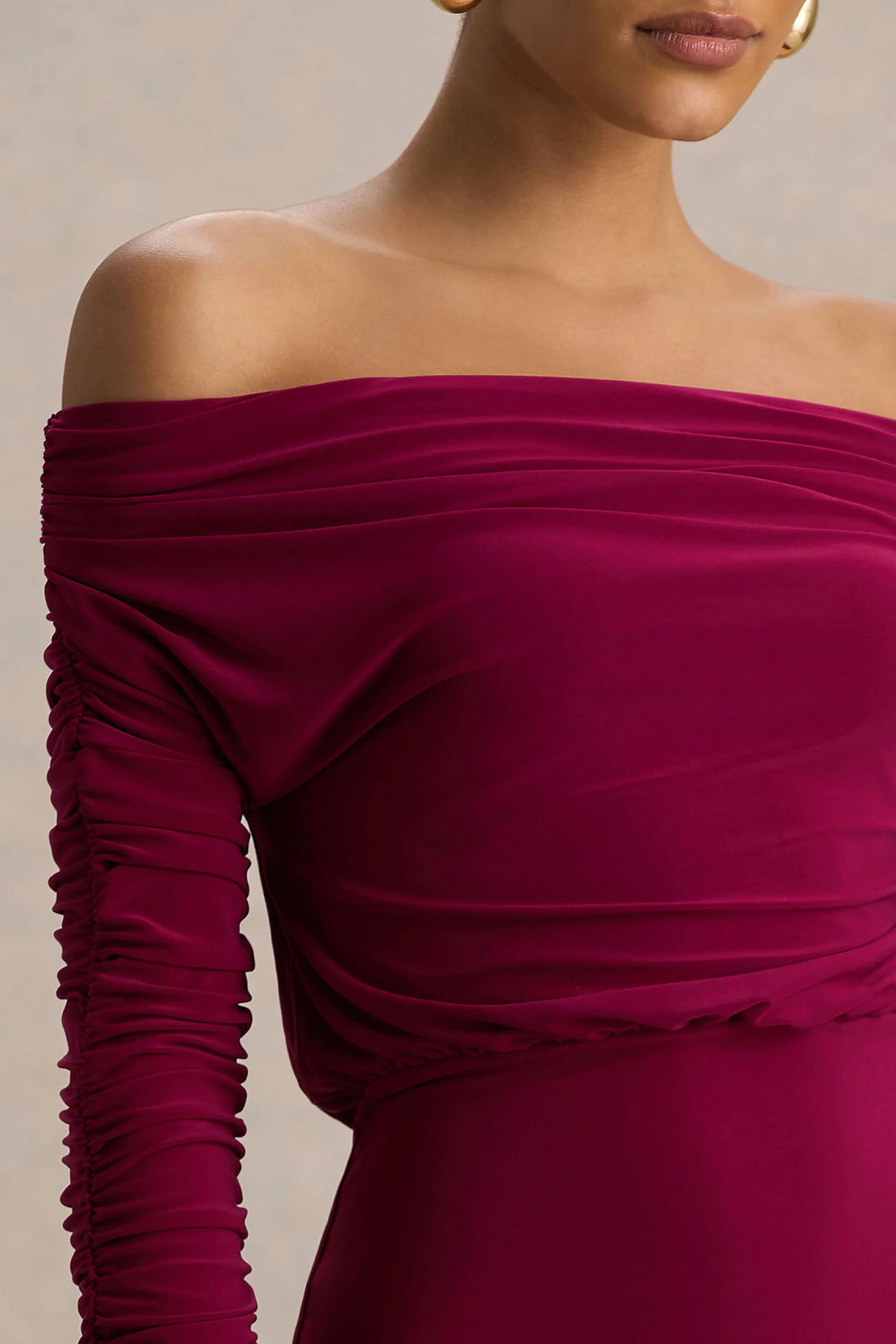 Cilla | Bordeaux Bardot Nek Maxi Jurk Met Gerimpeld Details - Image 4