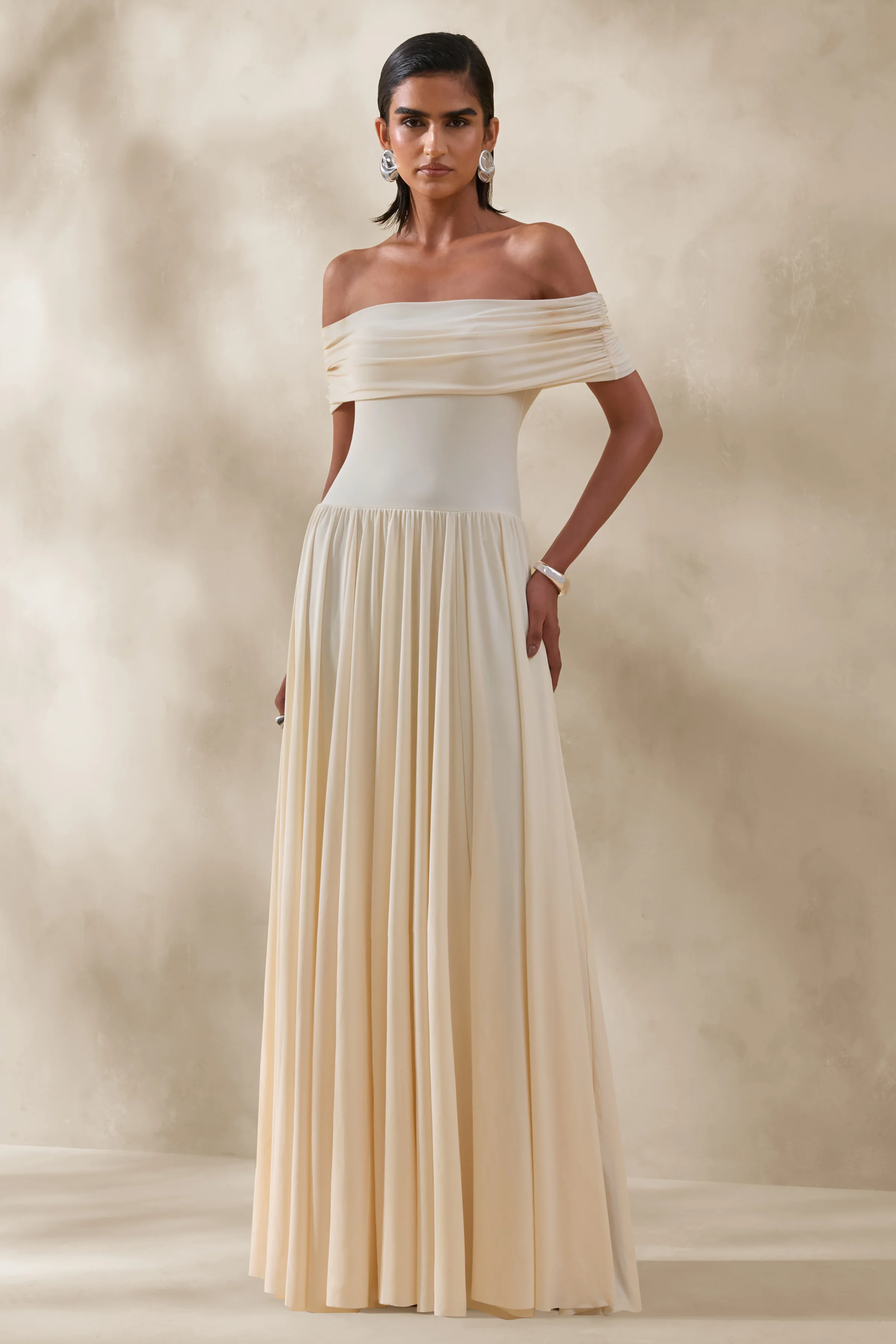 Cindie | Crème Maxi Jurk Met Bardot Halslijn