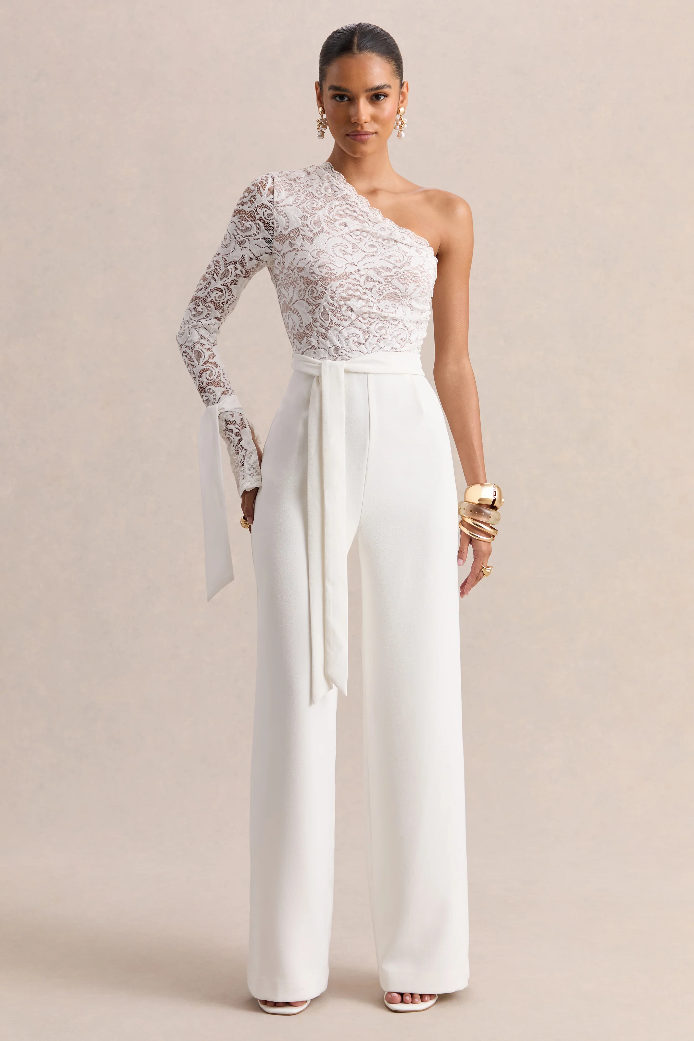 Clarence | Witte Kanten Jumpsuit Met Asymmetrische Hals En Strik Detail