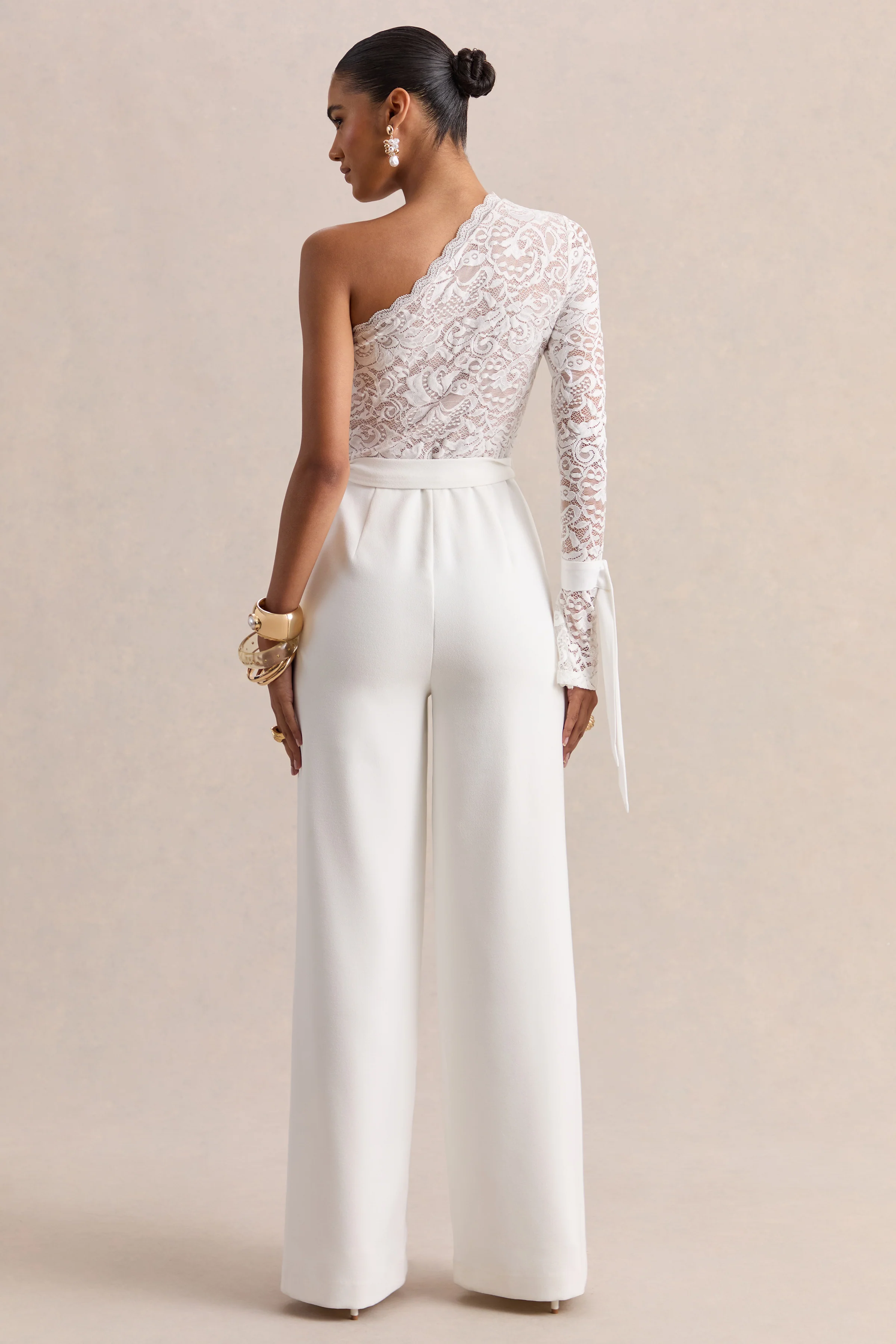 Clarence | Witte Kanten Jumpsuit Met Asymmetrische Hals En Strik Detail - Image 2