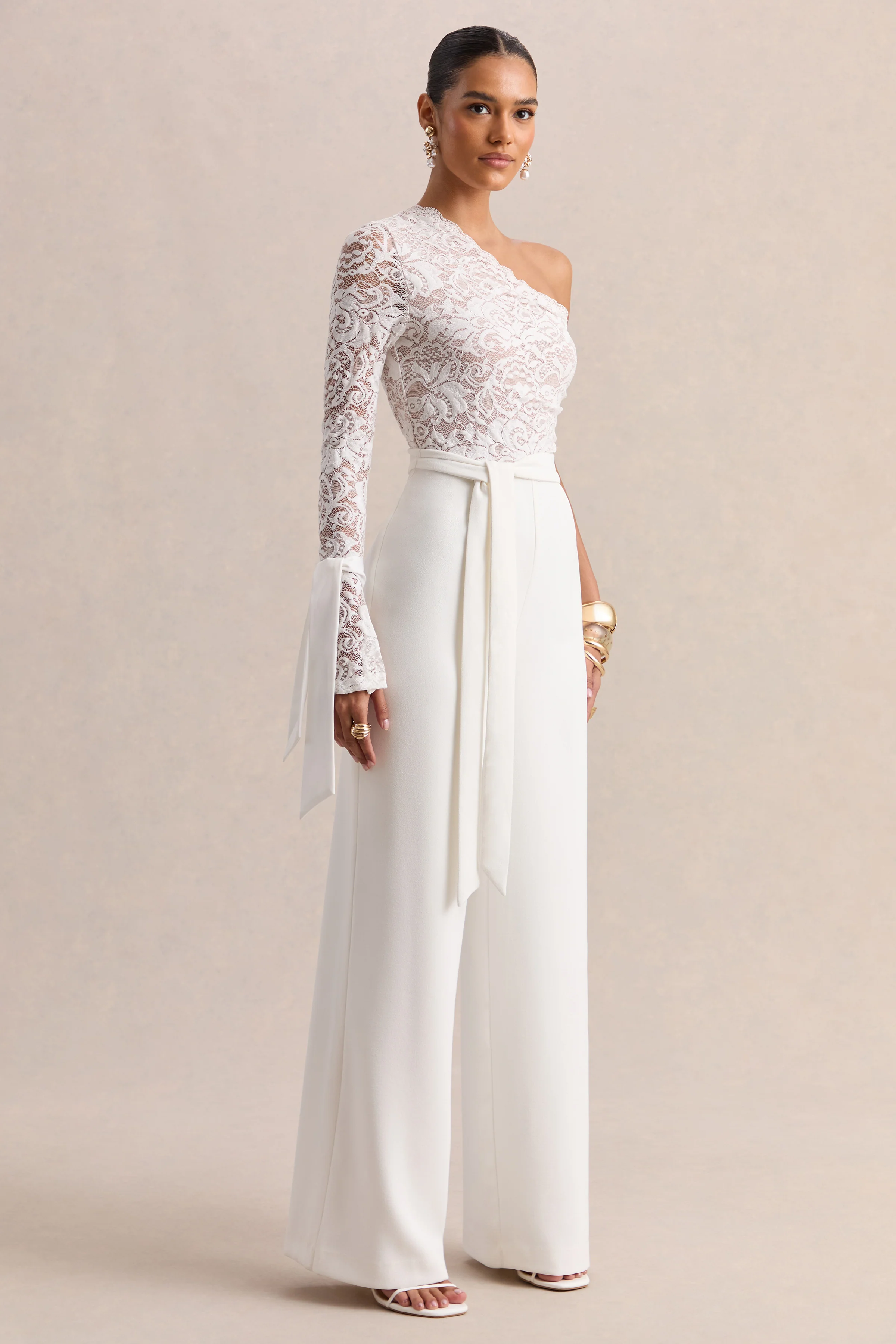 Clarence | Witte Kanten Jumpsuit Met Asymmetrische Hals En Strik Detail - Image 4