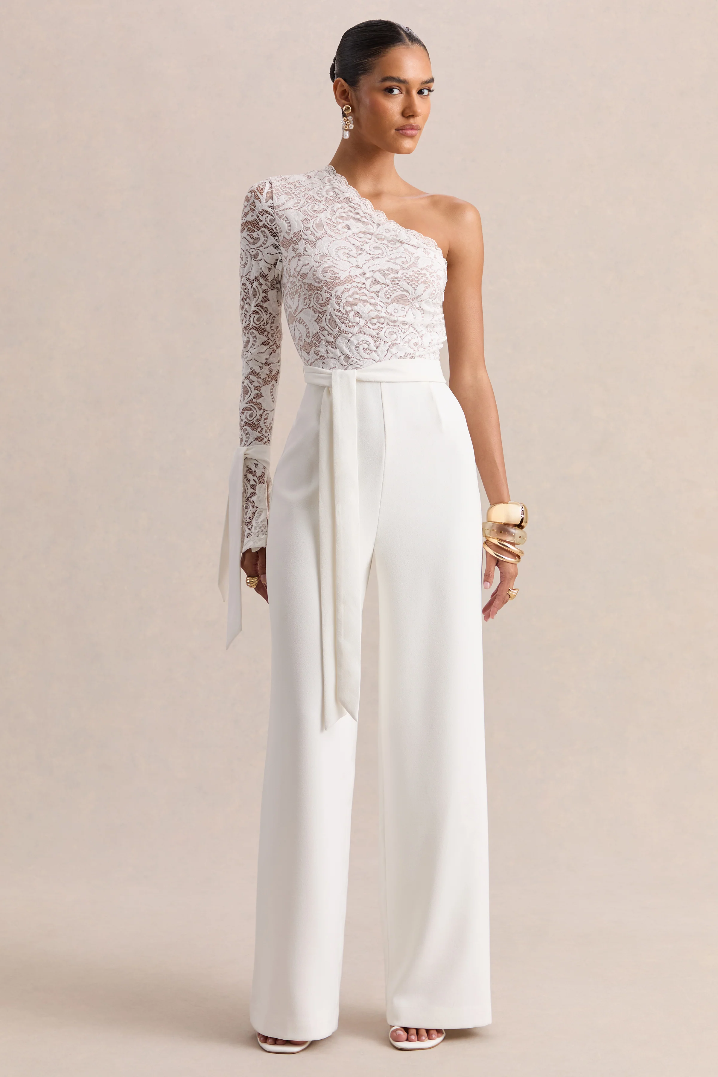 Clarence | Witte Kanten Jumpsuit Met Asymmetrische Hals En Strik Detail - Image 5
