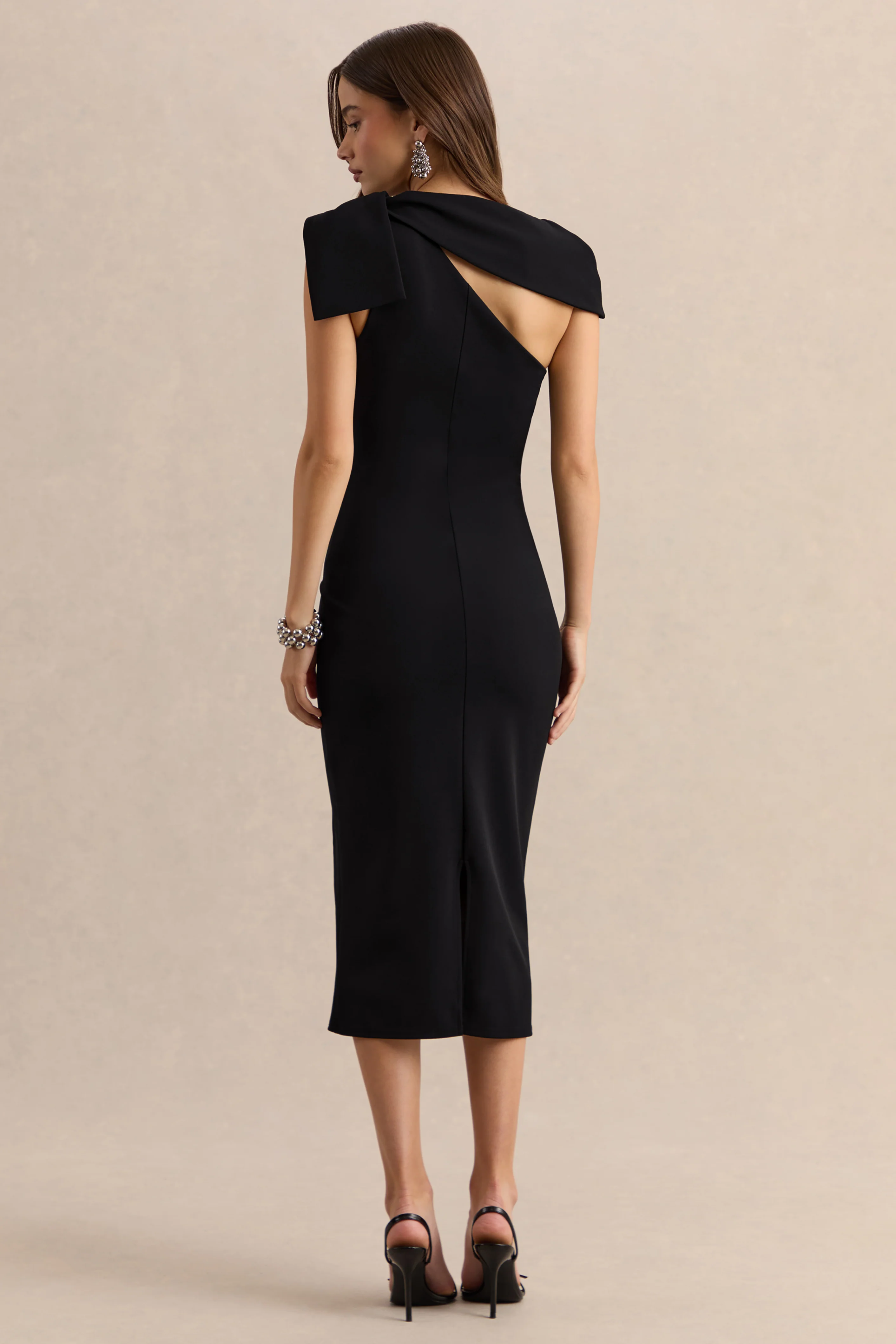 Clarina | Zwarte Asymmetrische Hals Midi Jurk Met Strikdetail - Image 2