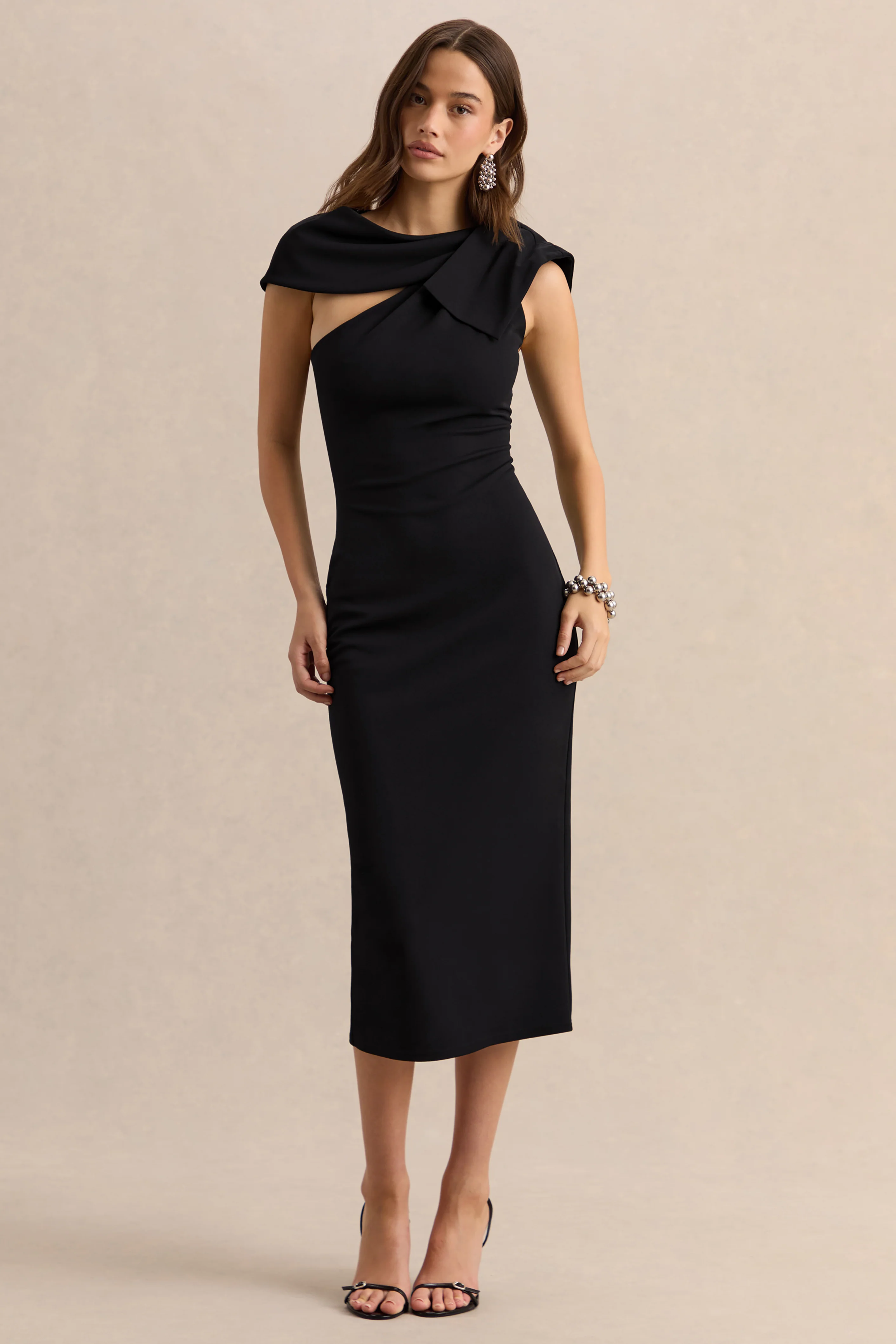 Clarina | Zwarte Asymmetrische Hals Midi Jurk Met Strikdetail - Image 4