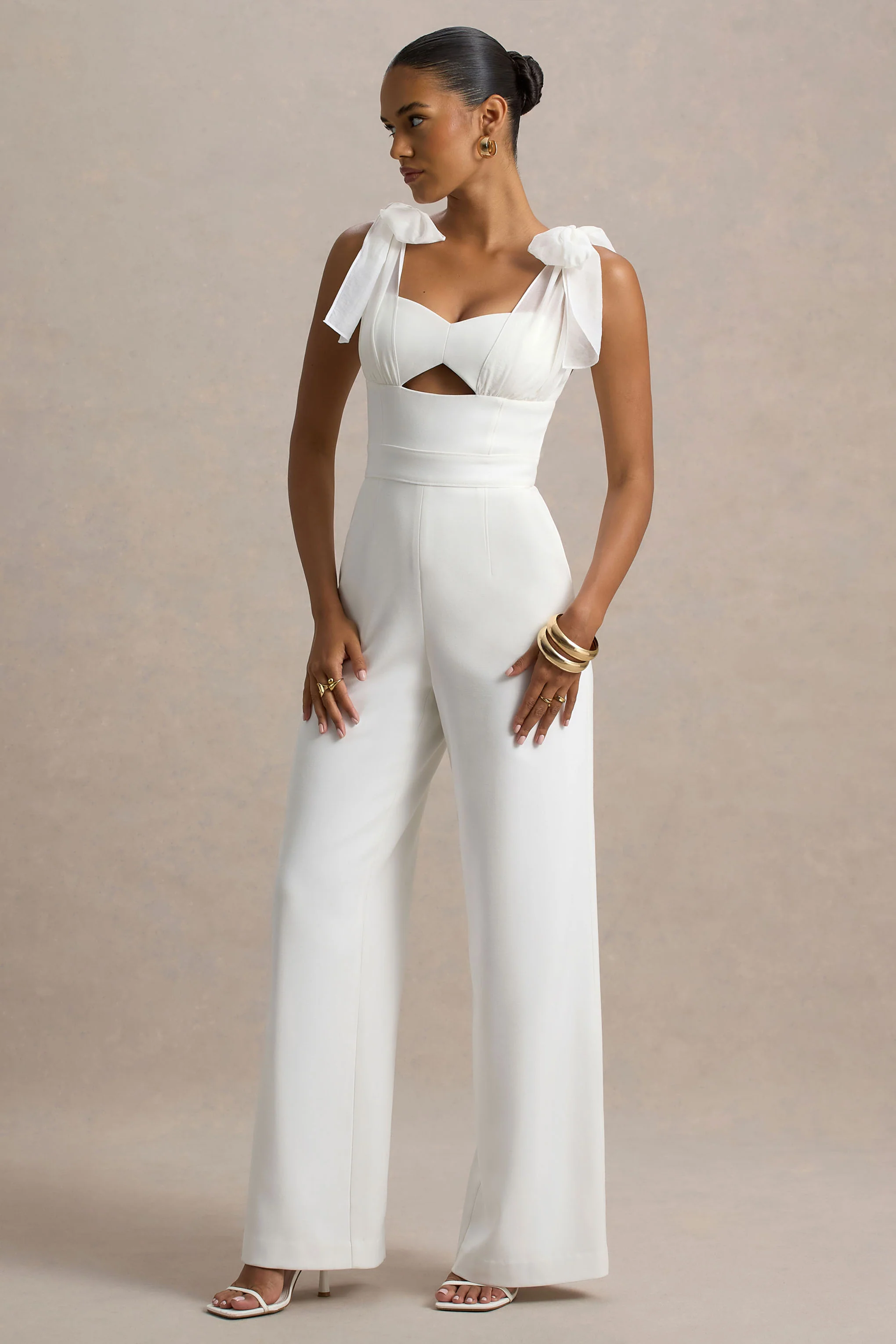 Claudelle | Witte Jumpsuit Met Uitlopende Pijpen En Organza Strikbandjes - Image 5