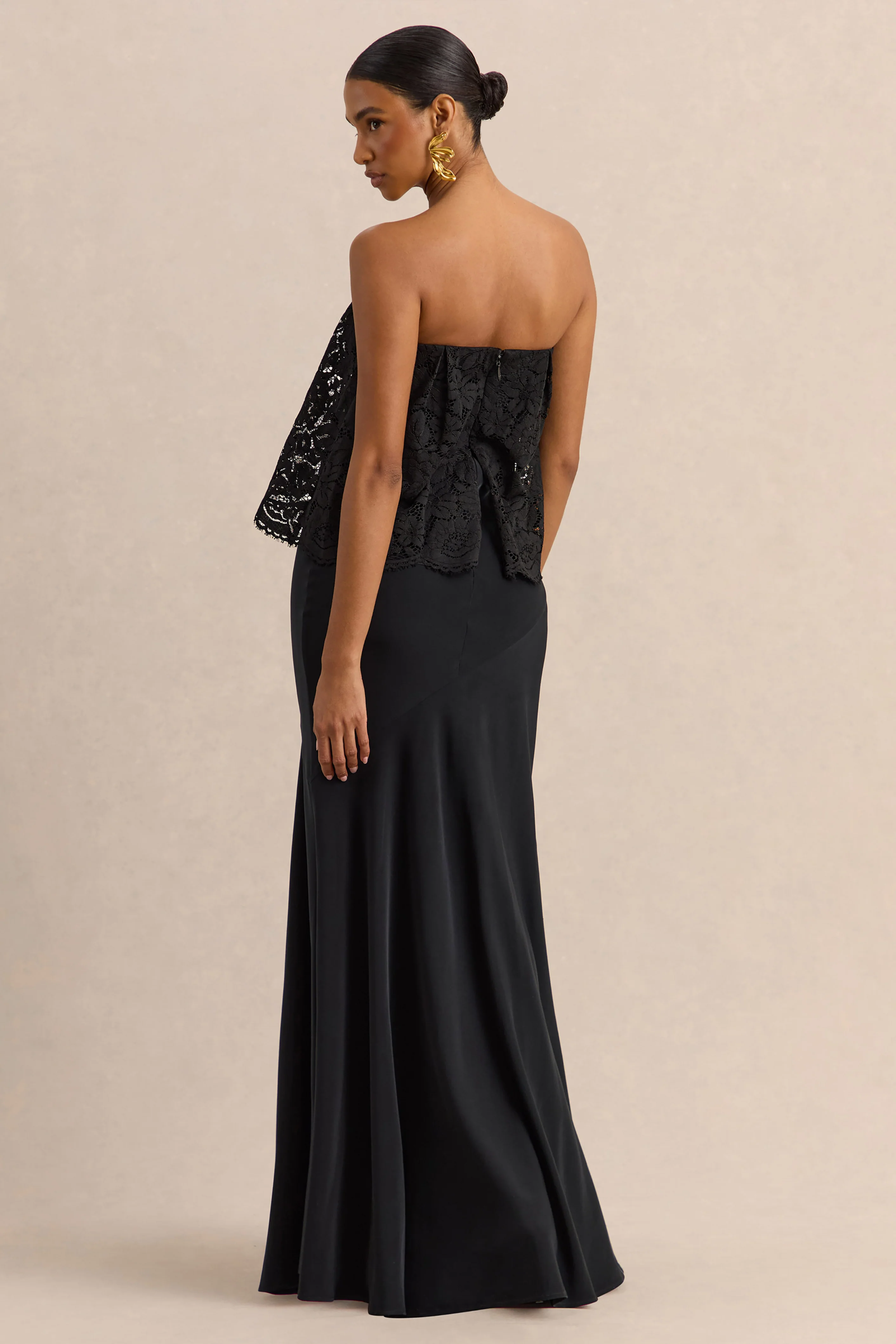Clemency | Zwarte Kanten En Satijnen Bandeau Maxi Jurk - Image 2