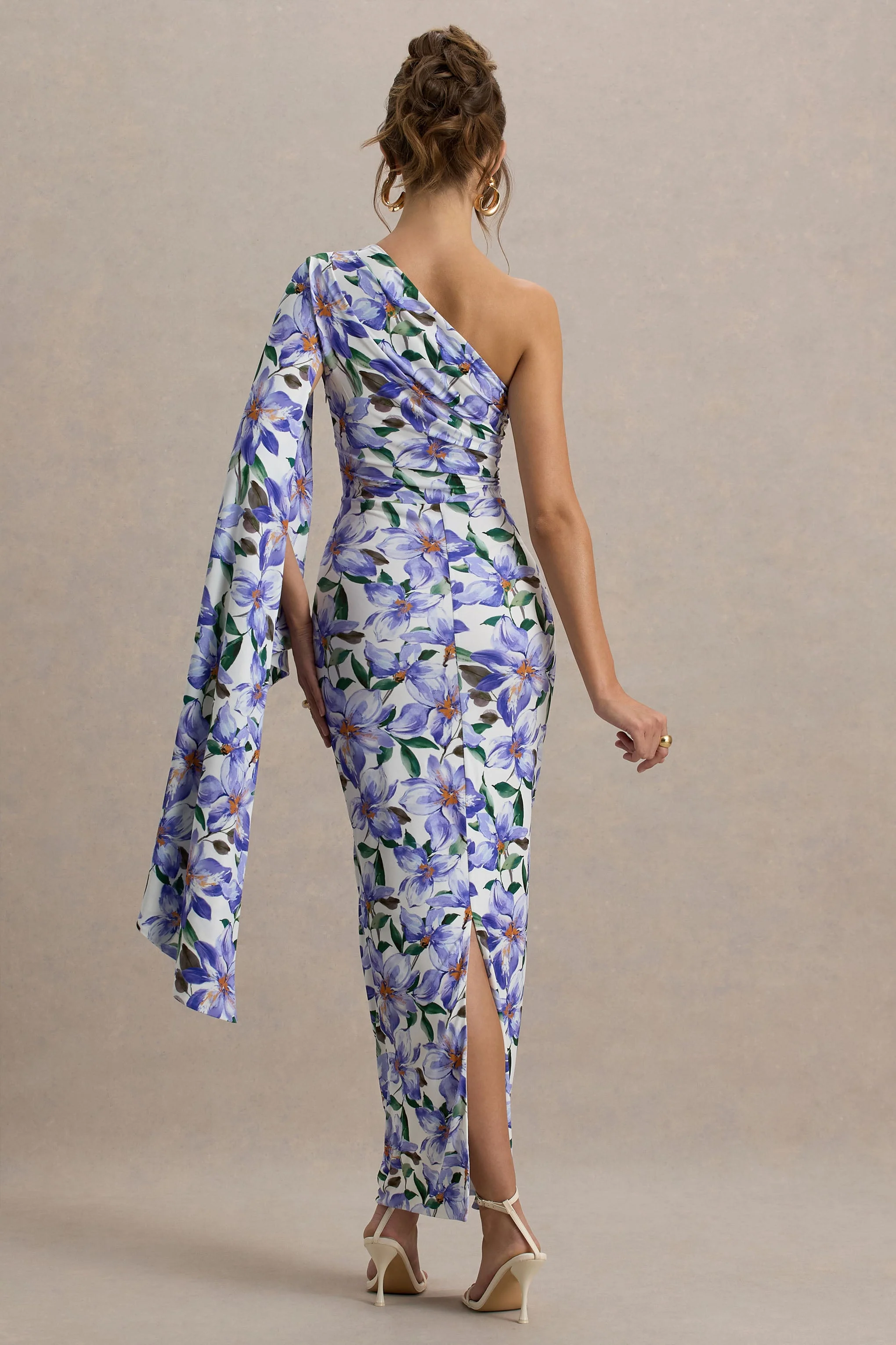 Clementina | Paarse Lelie Print Asymmetrische Maxi Jurk Met Cape-Mouwen - Image 2