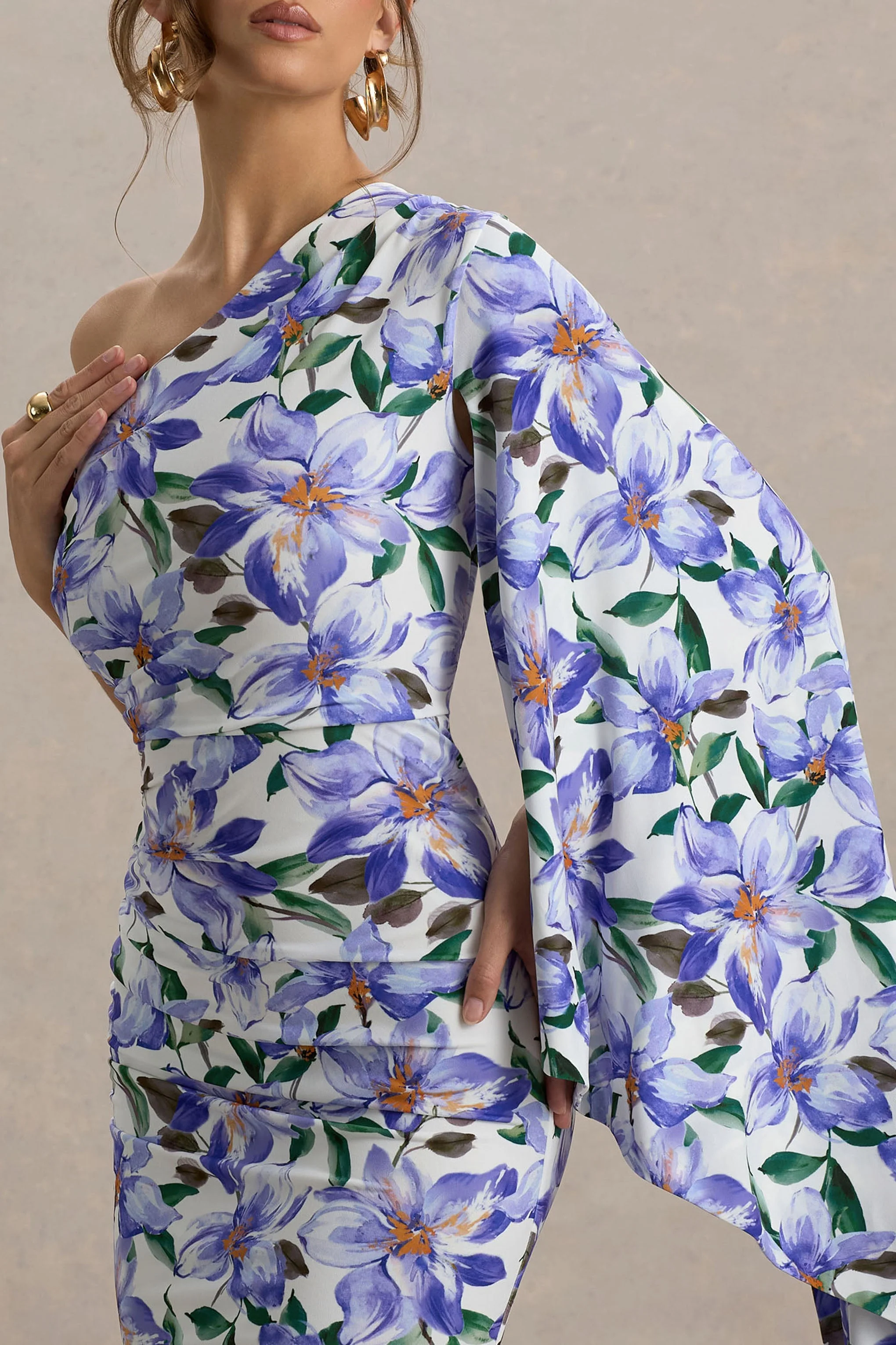 Clementina | Paarse Lelie Print Asymmetrische Maxi Jurk Met Cape-Mouwen - Image 3