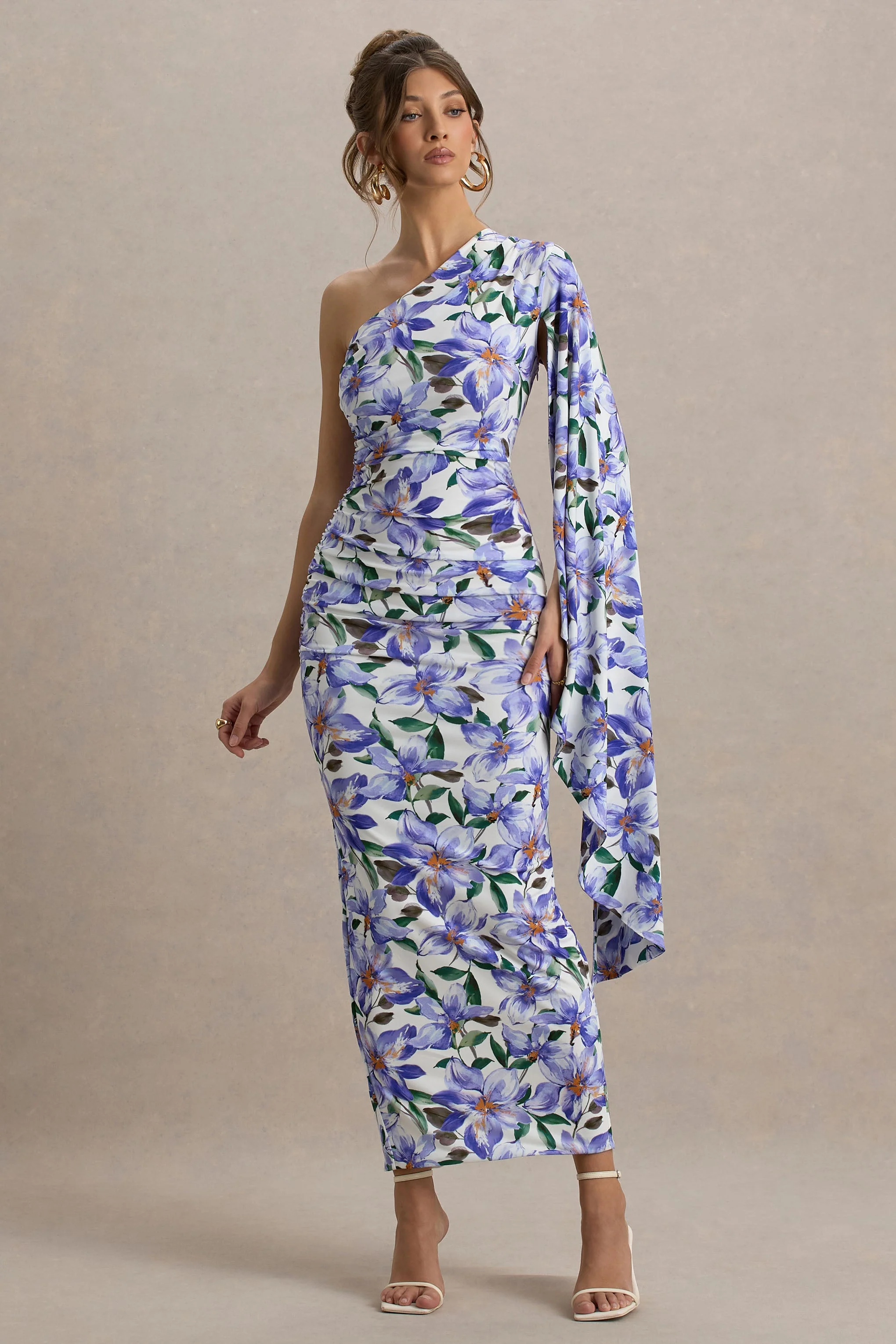 Clementina | Paarse Lelie Print Asymmetrische Maxi Jurk Met Cape-Mouwen - Image 4