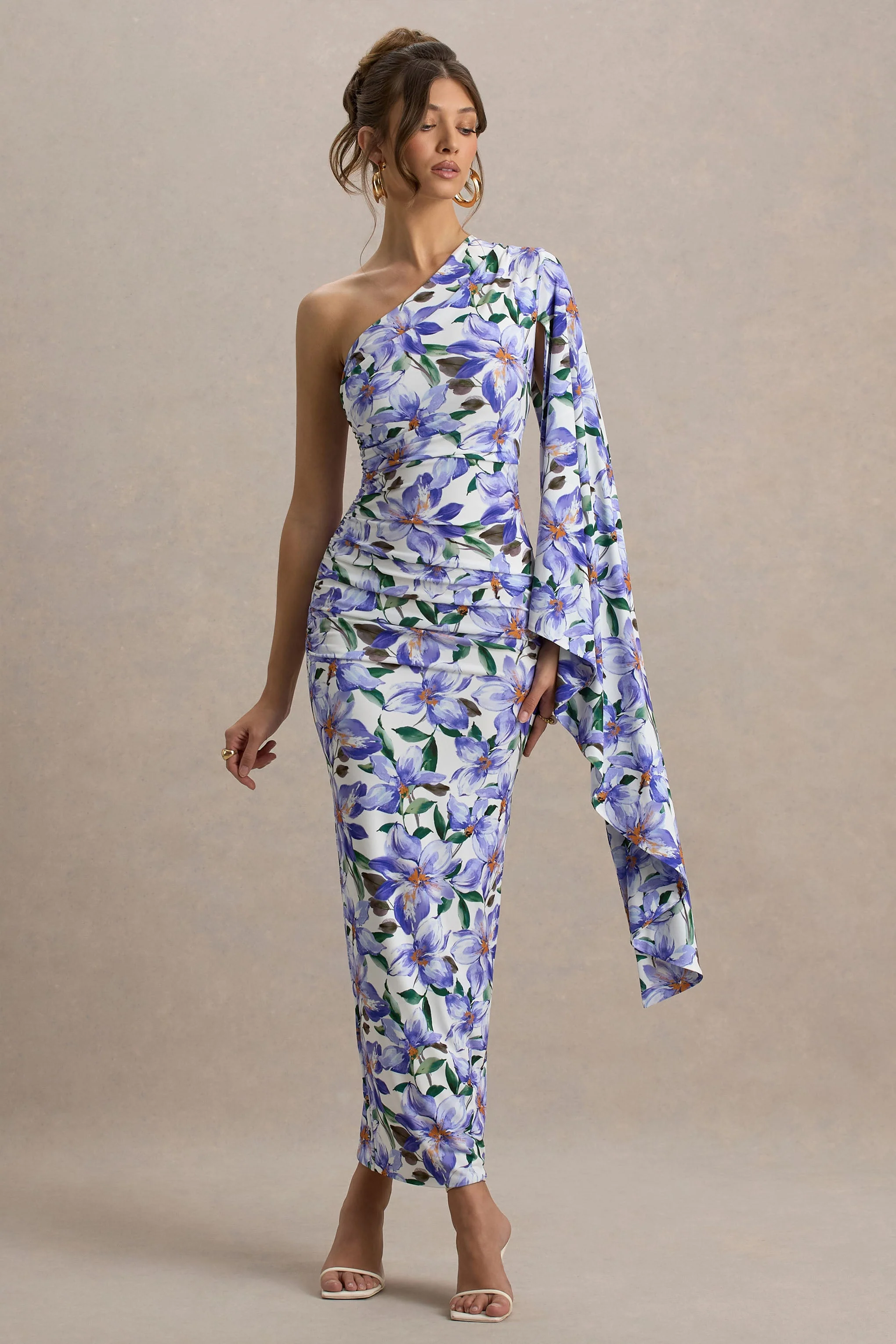 Clementina | Paarse Lelie Print Asymmetrische Maxi Jurk Met Cape-Mouwen - Image 5
